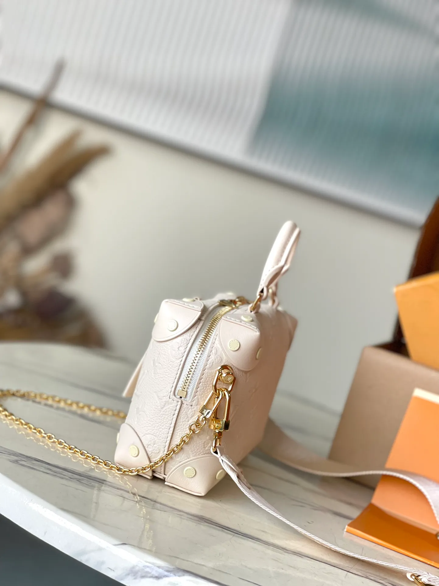 💰1080 (top layer leather) top original order M45394, milky white, supports counter inspection, the photo taken of duty-free goods is consistent with the product without unpacking. This product is an exclusive duty-free product in the market and is the highest-end product. Inspection is supported. This product has passed strict inspection and is flawless. Please wear gloves when touching the product. This product is not returnable or exchangeable. Please confirm the product first and then remove the label on the handle. This product is temporarily not open to the public, only regular customers, and is in short supply. Dimensions: 20 x 14 x 7.5 cm