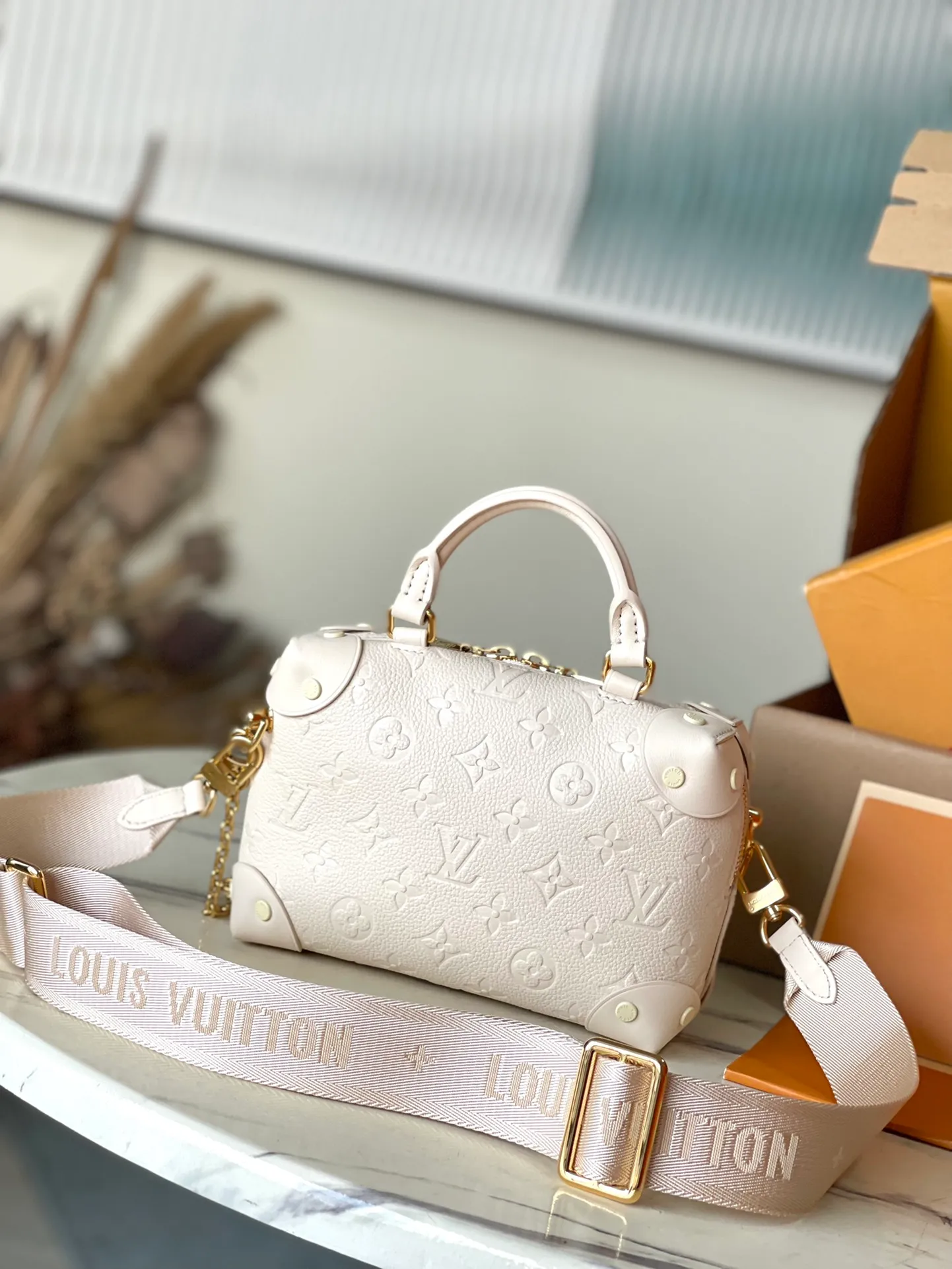 💰1080 (top layer leather) top original order M45394, milky white, supports counter inspection, the photo taken of duty-free goods is consistent with the product without unpacking. This product is an exclusive duty-free product in the market and is the highest-end product. Inspection is supported. This product has passed strict inspection and is flawless. Please wear gloves when touching the product. This product is not returnable or exchangeable. Please confirm the product first and then remove the label on the handle. This product is temporarily not open to the public, only regular customers, and is in short supply. Dimensions: 20 x 14 x 7.5 cm