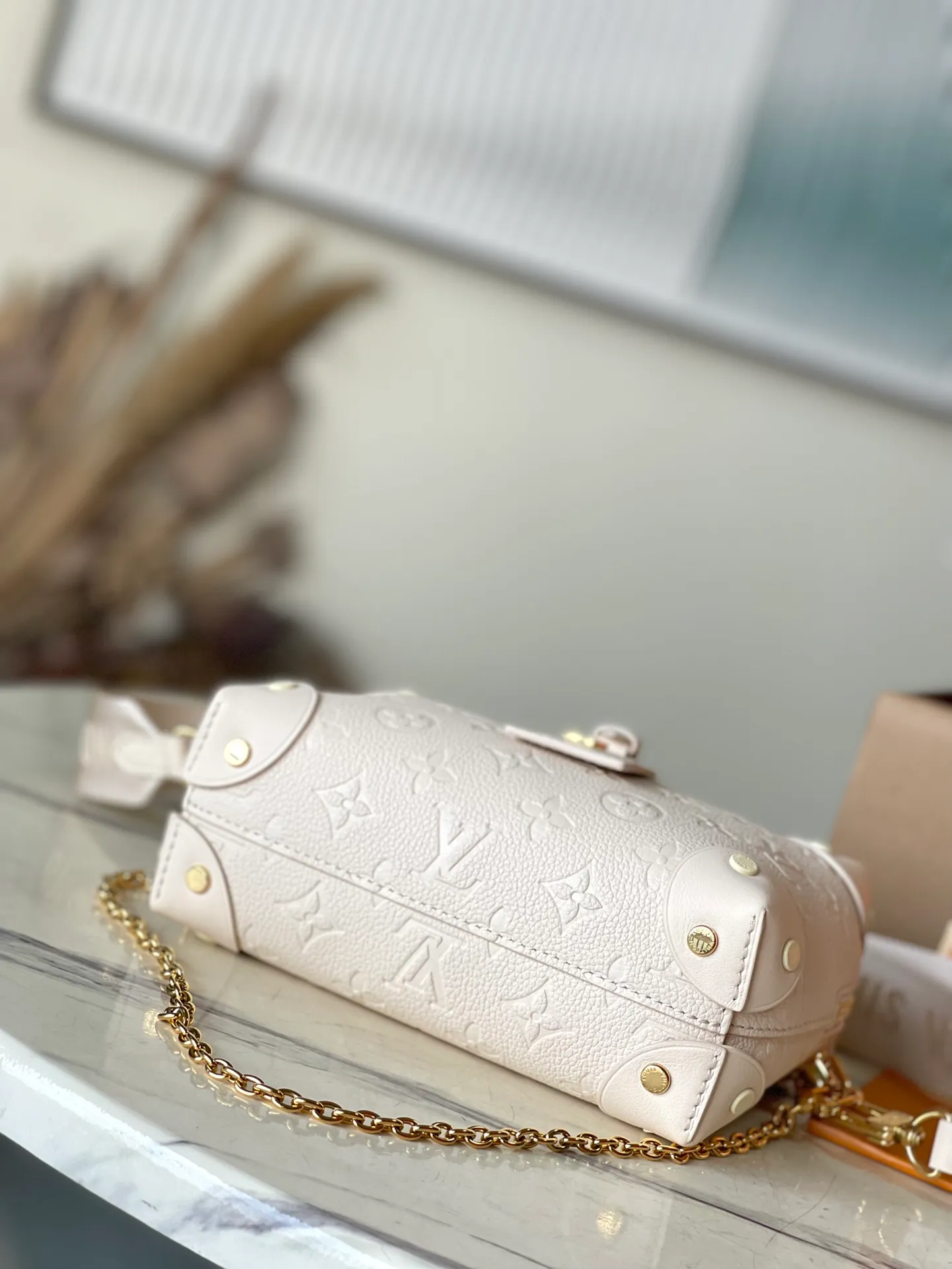 💰1080 (top layer leather) top original order M45394, milky white, supports counter inspection, the photo taken of duty-free goods is consistent with the product without unpacking. This product is an exclusive duty-free product in the market and is the highest-end product. Inspection is supported. This product has passed strict inspection and is flawless. Please wear gloves when touching the product. This product is not returnable or exchangeable. Please confirm the product first and then remove the label on the handle. This product is temporarily not open to the public, only regular customers, and is in short supply. Dimensions: 20 x 14 x 7.5 cm