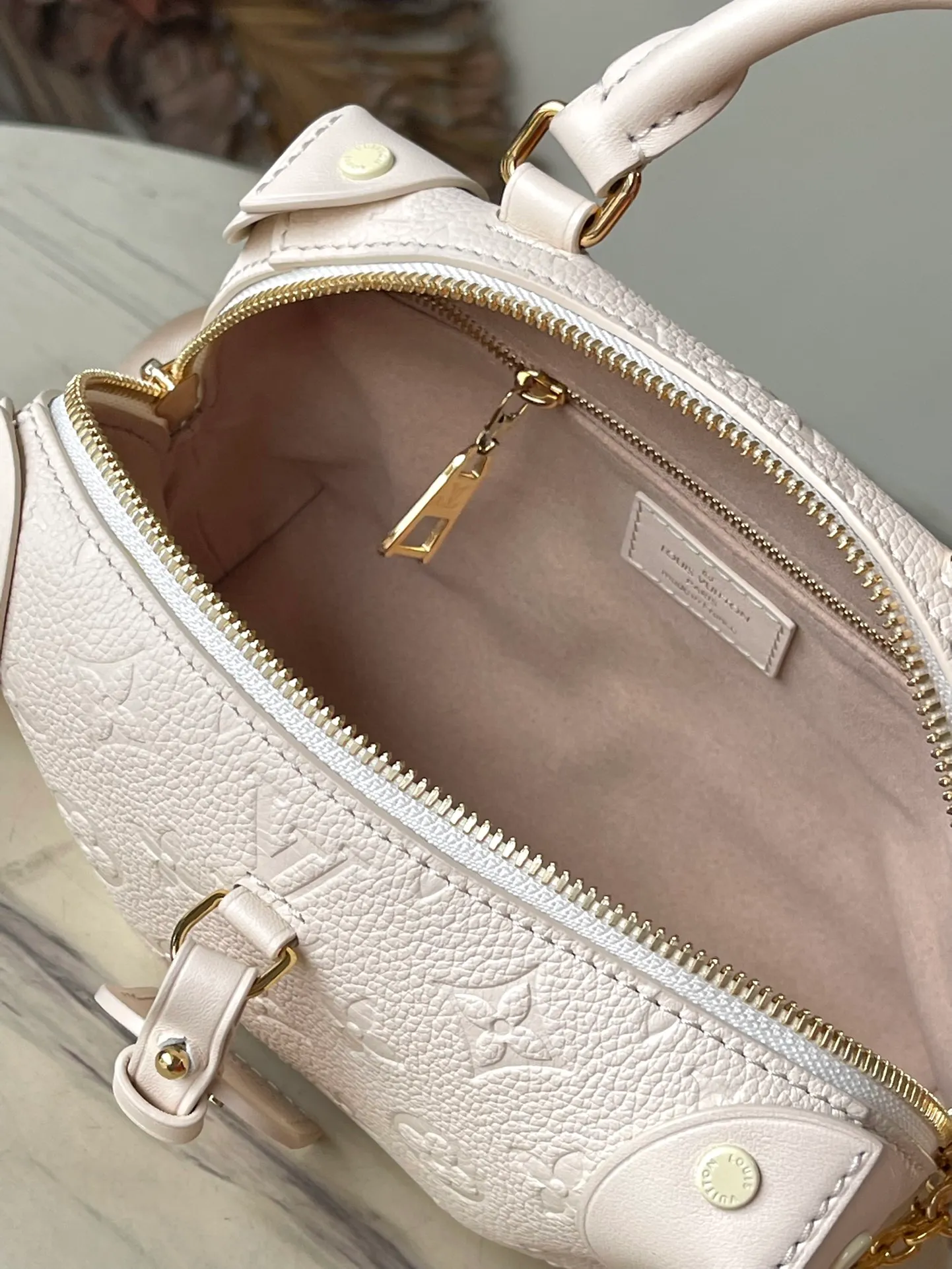 💰1080 (top layer leather) top original order M45394, milky white, supports counter inspection, the photo taken of duty-free goods is consistent with the product without unpacking. This product is an exclusive duty-free product in the market and is the highest-end product. Inspection is supported. This product has passed strict inspection and is flawless. Please wear gloves when touching the product. This product is not returnable or exchangeable. Please confirm the product first and then remove the label on the handle. This product is temporarily not open to the public, only regular customers, and is in short supply. Dimensions: 20 x 14 x 7.5 cm