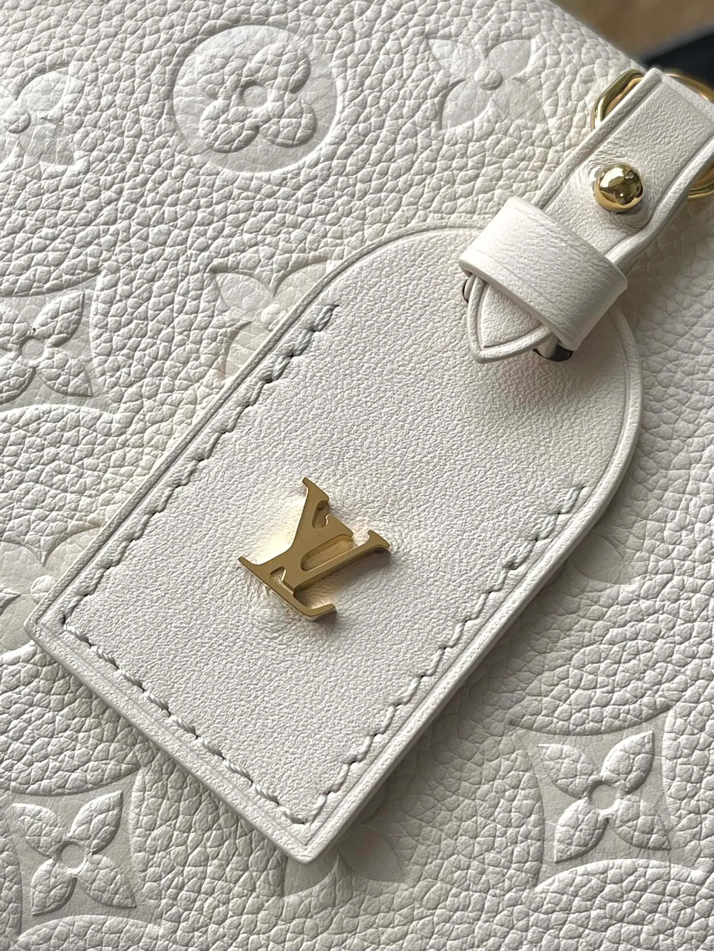 💰1080 (top layer leather) top original order M45394, milky white, supports counter inspection, the photo taken of duty-free goods is consistent with the product without unpacking. This product is an exclusive duty-free product in the market and is the highest-end product. Inspection is supported. This product has passed strict inspection and is flawless. Please wear gloves when touching the product. This product is not returnable or exchangeable. Please confirm the product first and then remove the label on the handle. This product is temporarily not open to the public, only regular customers, and is in short supply. Dimensions: 20 x 14 x 7.5 cm
