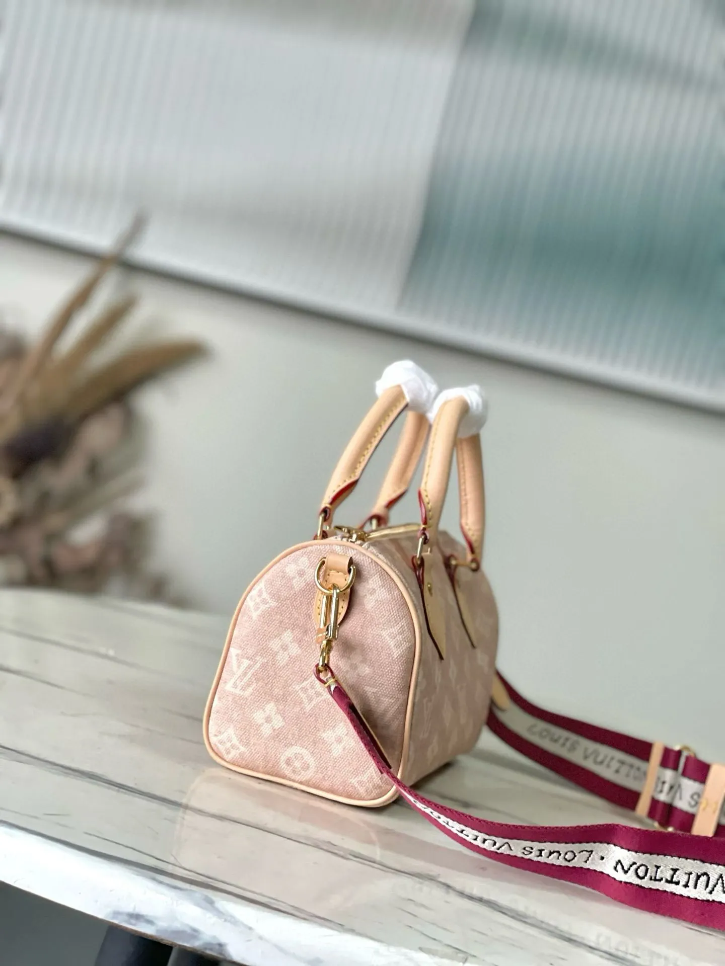 💰1020 Top original order M15151 This Speedy 20 Bandoullere handbag is made of Meowgram canvas, and is currently featured in the LV Travels With Grace Coddington collaboration series created by the brand and the former creative director of Vogue. Cute cat-shaped pendants and leather handles are rich in details, and metal parts such as padlocks add elegant touches. Dimensions: 20.5 × 13.5 × 12 cm
