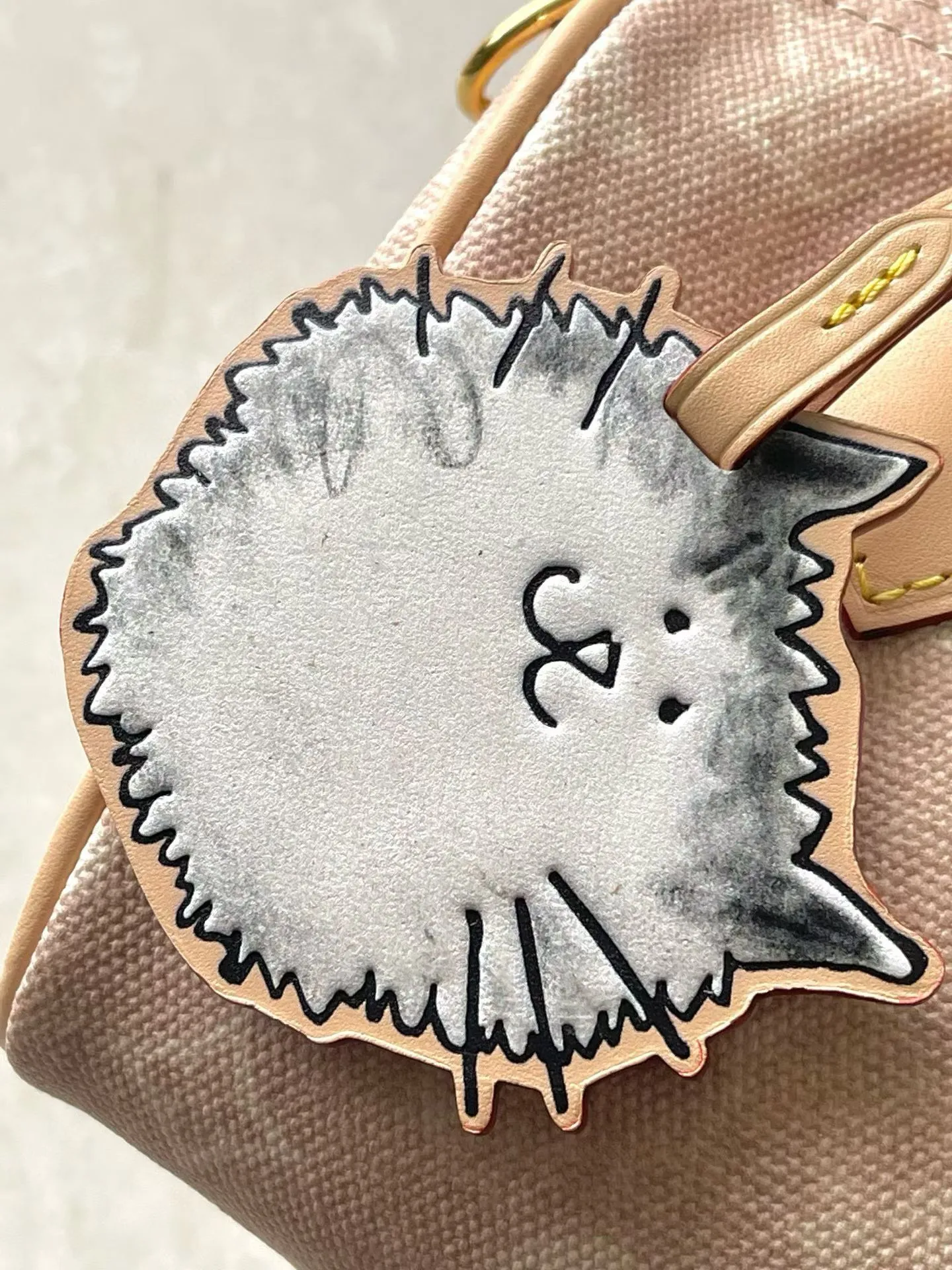 💰1020 Top original order M15151 This Speedy 20 Bandoullere handbag is made of Meowgram canvas, and is currently featured in the LV Travels With Grace Coddington collaboration series created by the brand and the former creative director of Vogue. Cute cat-shaped pendants and leather handles are rich in details, and metal parts such as padlocks add elegant touches. Dimensions: 20.5 × 13.5 × 12 cm