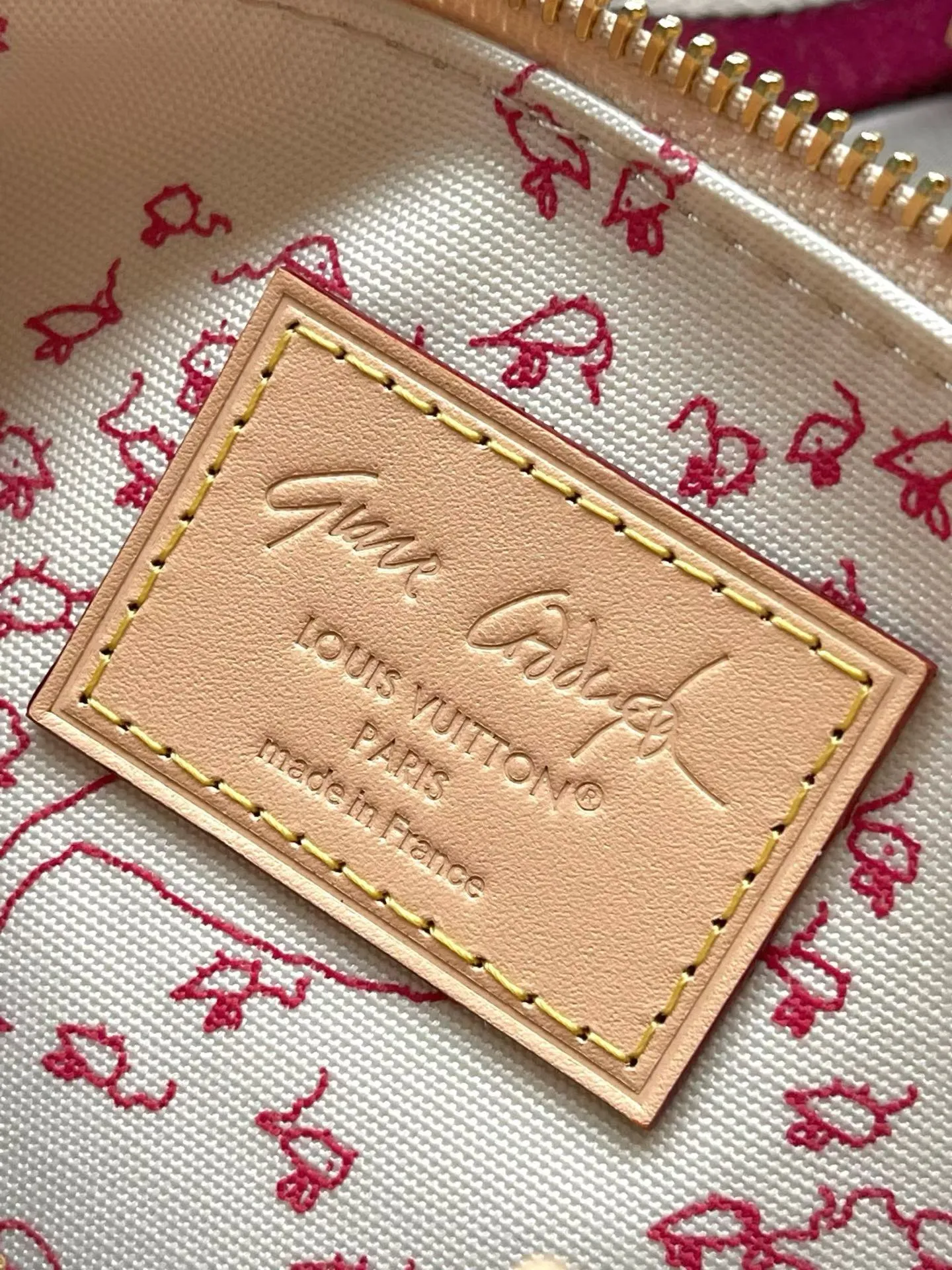 💰1020 Top original order M15151 This Speedy 20 Bandoullere handbag is made of Meowgram canvas, and is currently featured in the LV Travels With Grace Coddington collaboration series created by the brand and the former creative director of Vogue. Cute cat-shaped pendants and leather handles are rich in details, and metal parts such as padlocks add elegant touches. Dimensions: 20.5 × 13.5 × 12 cm