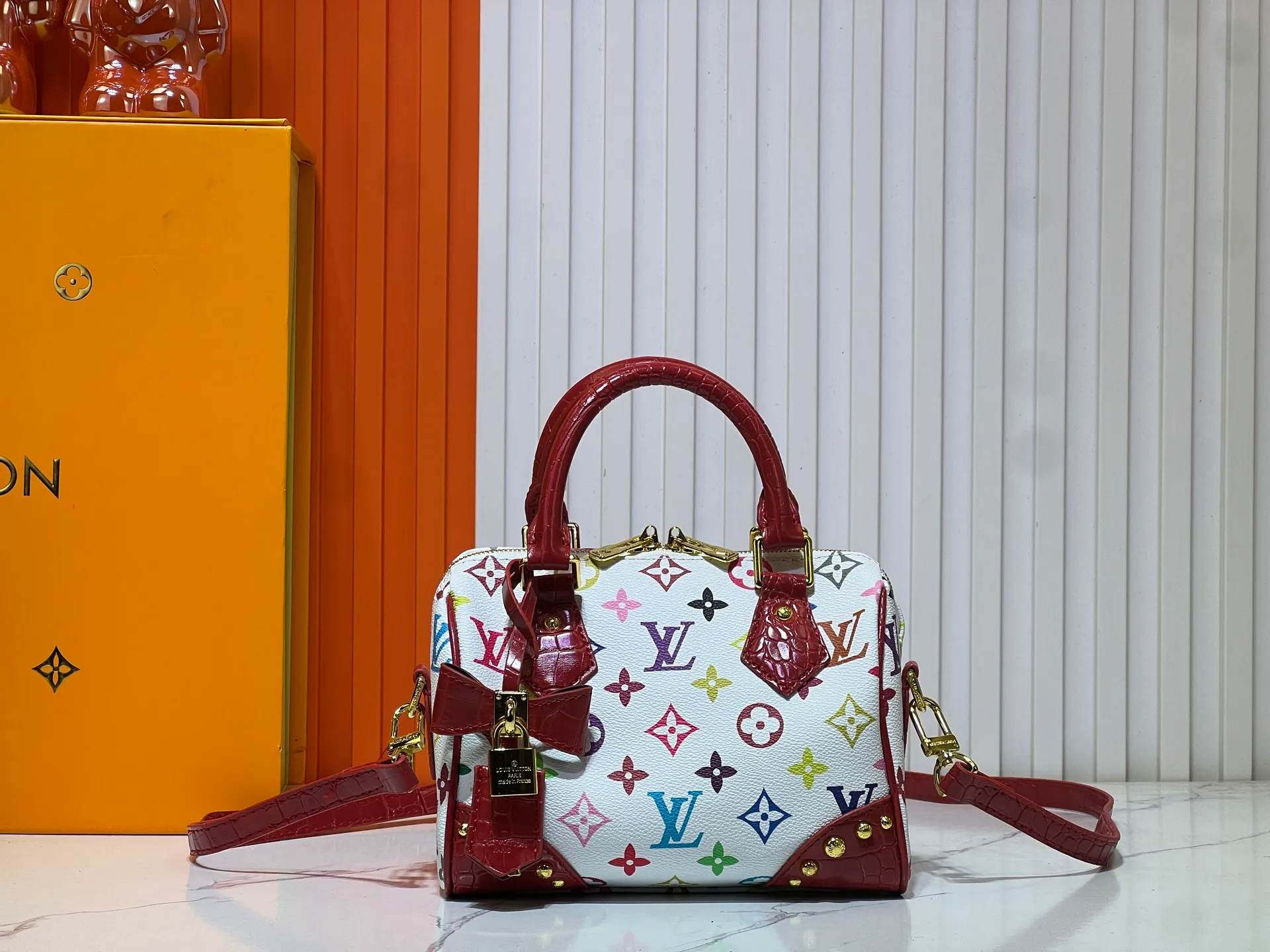 Batch 280💰Upgraded original crocodile pattern M13365 M58953 M46234 M46222 Speedy Bandoulière 20 handbag is made of soft coated canvas, and the full-length Monogram pattern is traced in colorful rainbow tones, highlighting the smart style of the Louis Vuitton x Murakami reissue series. The Toron handle and detachable shoulder strap are constructed of cow leather, the metal corners recall classic luggage elements, and the bow-shaped key bag and padlock add brand touches. Dimensions: 20.5 x 13.5 x 12.0 cm (length x height x width)