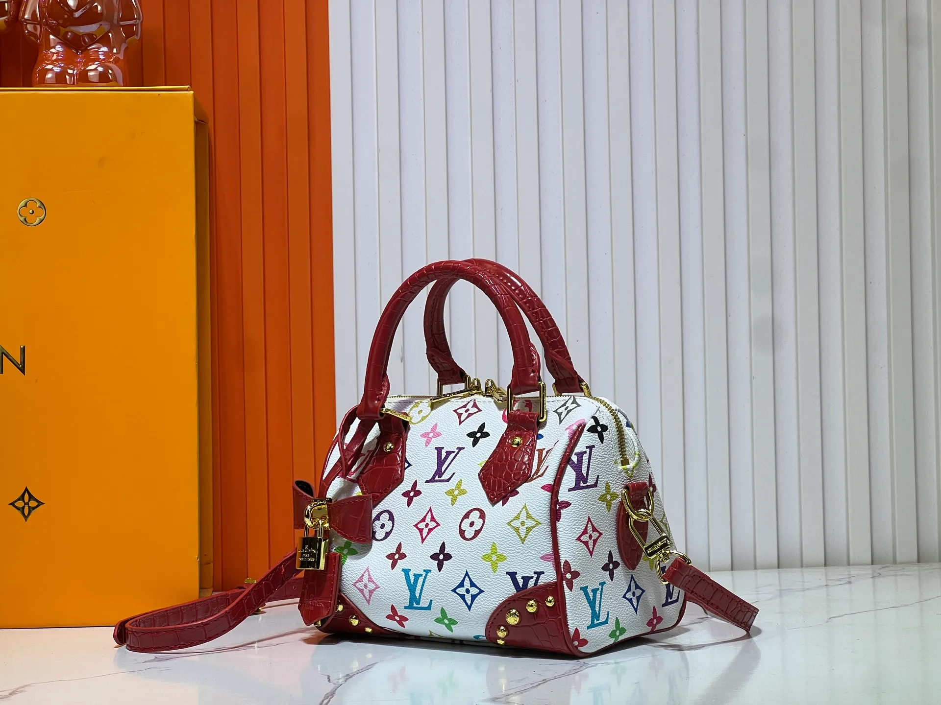 Batch 280💰Upgraded original crocodile pattern M13365 M58953 M46234 M46222 Speedy Bandoulière 20 handbag is made of soft coated canvas, and the full-length Monogram pattern is traced in colorful rainbow tones, highlighting the smart style of the Louis Vuitton x Murakami reissue series. The Toron handle and detachable shoulder strap are constructed of cow leather, the metal corners recall classic luggage elements, and the bow-shaped key bag and padlock add brand touches. Dimensions: 20.5 x 13.5 x 12.0 cm (length x height x width)
