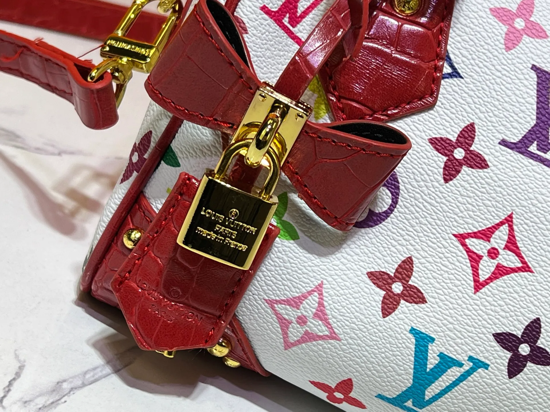 Batch 280💰Upgraded original crocodile pattern M13365 M58953 M46234 M46222 Speedy Bandoulière 20 handbag is made of soft coated canvas, and the full-length Monogram pattern is traced in colorful rainbow tones, highlighting the smart style of the Louis Vuitton x Murakami reissue series. The Toron handle and detachable shoulder strap are constructed of cow leather, the metal corners recall classic luggage elements, and the bow-shaped key bag and padlock add brand touches. Dimensions: 20.5 x 13.5 x 12.0 cm (length x height x width)
