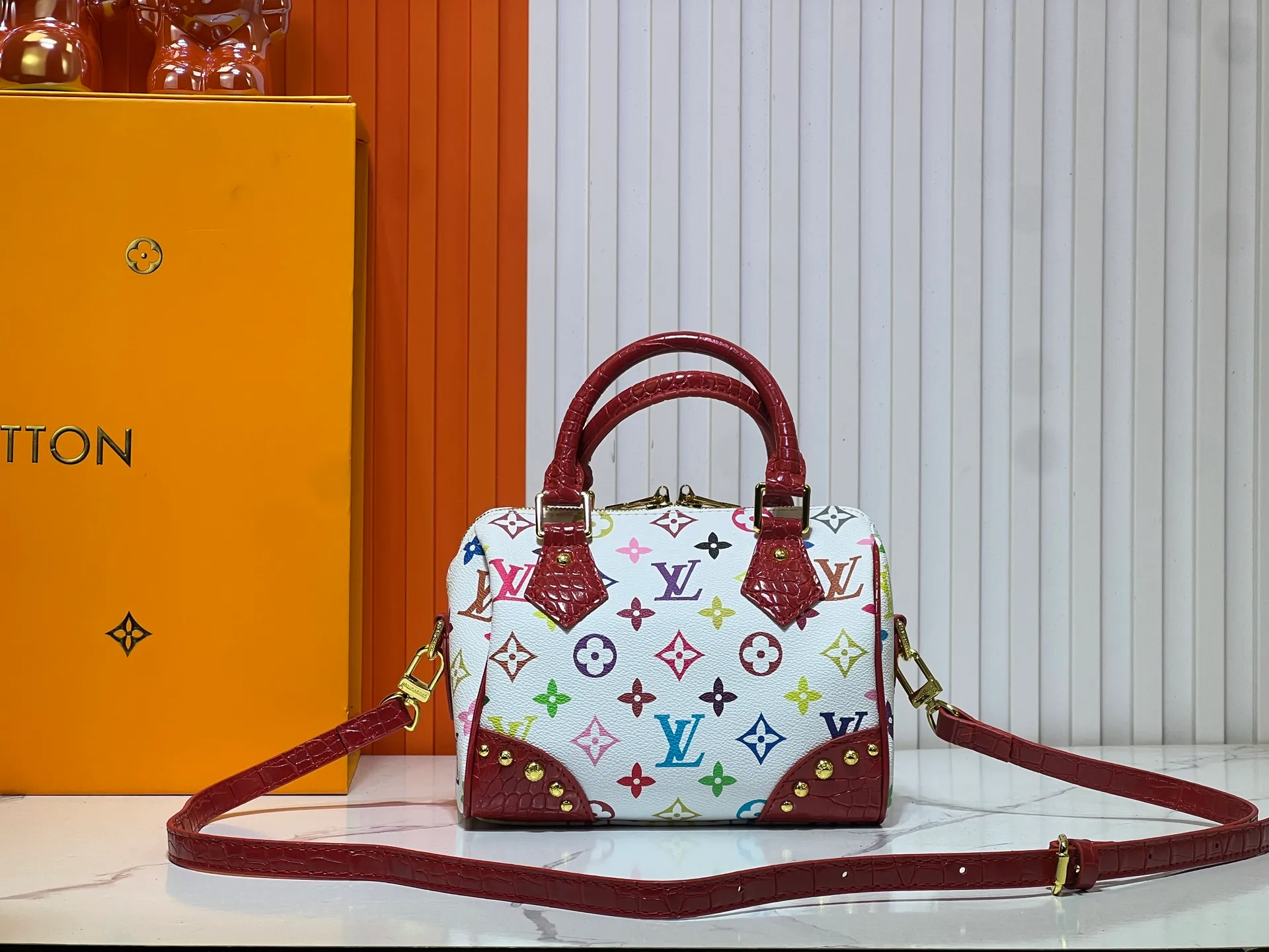 Batch 280💰Upgraded original crocodile pattern M13365 M58953 M46234 M46222 Speedy Bandoulière 20 handbag is made of soft coated canvas, and the full-length Monogram pattern is traced in colorful rainbow tones, highlighting the smart style of the Louis Vuitton x Murakami reissue series. The Toron handle and detachable shoulder strap are constructed of cow leather, the metal corners recall classic luggage elements, and the bow-shaped key bag and padlock add brand touches. Dimensions: 20.5 x 13.5 x 12.0 cm (length x height x width)