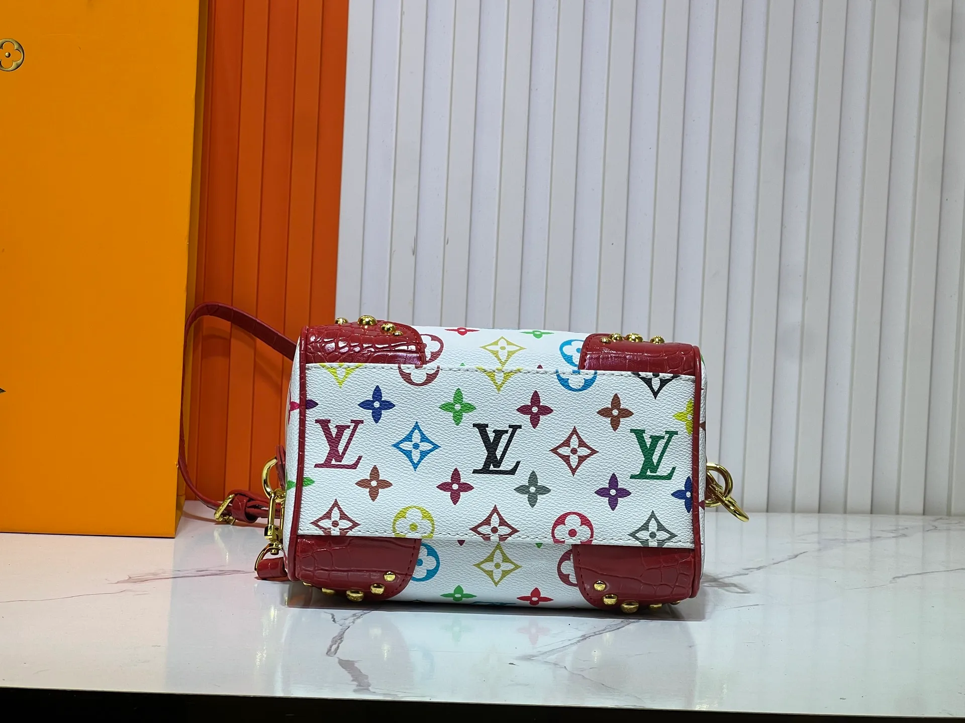 Batch 280💰Upgraded original crocodile pattern M13365 M58953 M46234 M46222 Speedy Bandoulière 20 handbag is made of soft coated canvas, and the full-length Monogram pattern is traced in colorful rainbow tones, highlighting the smart style of the Louis Vuitton x Murakami reissue series. The Toron handle and detachable shoulder strap are constructed of cow leather, the metal corners recall classic luggage elements, and the bow-shaped key bag and padlock add brand touches. Dimensions: 20.5 x 13.5 x 12.0 cm (length x height x width)