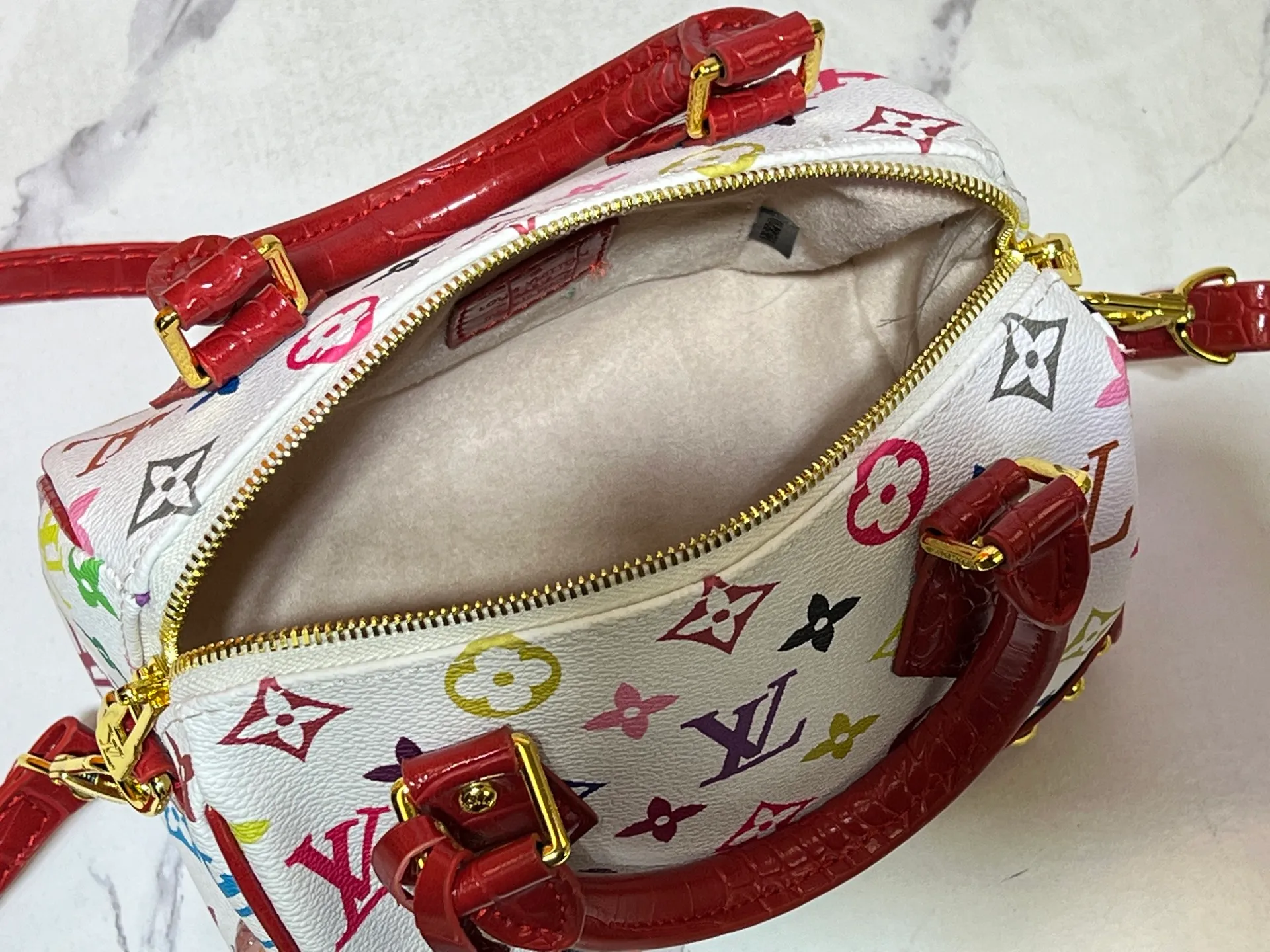 Batch 280💰Upgraded original crocodile pattern M13365 M58953 M46234 M46222 Speedy Bandoulière 20 handbag is made of soft coated canvas, and the full-length Monogram pattern is traced in colorful rainbow tones, highlighting the smart style of the Louis Vuitton x Murakami reissue series. The Toron handle and detachable shoulder strap are constructed of cow leather, the metal corners recall classic luggage elements, and the bow-shaped key bag and padlock add brand touches. Dimensions: 20.5 x 13.5 x 12.0 cm (length x height x width)