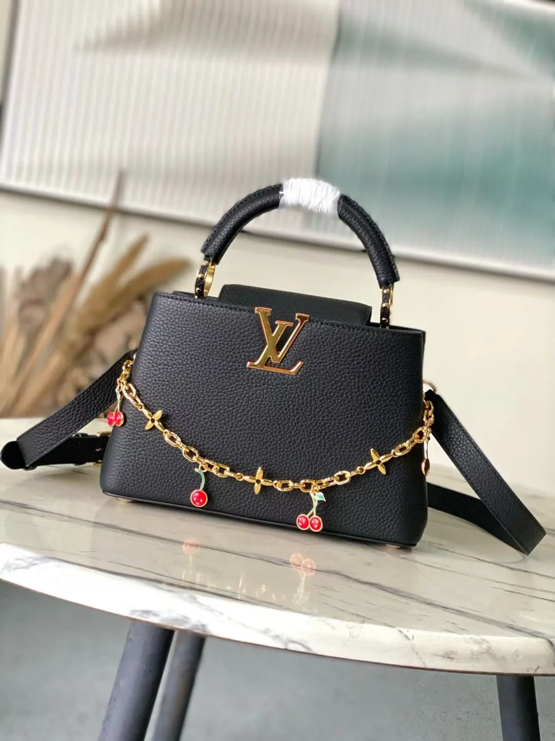 💰2360 "Special Original Leather" M13714 Small This Capucines small handbag comes from the Louis Vuitton x Murakami replica series, showing the brand's exquisite craftsmanship with its smart style. Glossy metal parts and enamel LV letters accentuate the Taurillon leather body, the Monogram flower-roofed detachable chain, and the bright cherry decoration add new seasonal touches. Dimensions: 27 × 18 × 9 cm