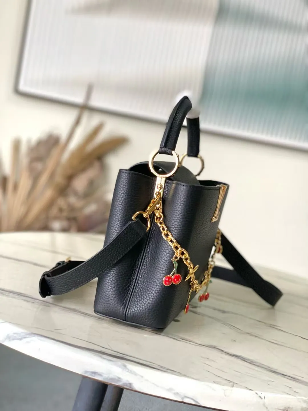 💰2360 "Special Original Leather" M13714 Small This Capucines small handbag comes from the Louis Vuitton x Murakami replica series, showing the brand's exquisite craftsmanship with its smart style. Glossy metal parts and enamel LV letters accentuate the Taurillon leather body, the Monogram flower-roofed detachable chain, and the bright cherry decoration add new seasonal touches. Dimensions: 27 × 18 × 9 cm