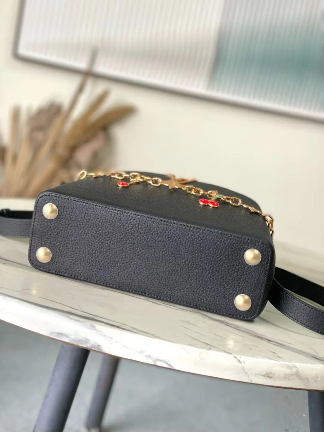 💰2360 "Special Original Leather" M13714 Small This Capucines small handbag comes from the Louis Vuitton x Murakami replica series, showing the brand's exquisite craftsmanship with its smart style. Glossy metal parts and enamel LV letters accentuate the Taurillon leather body, the Monogram flower-roofed detachable chain, and the bright cherry decoration add new seasonal touches. Dimensions: 27 × 18 × 9 cm