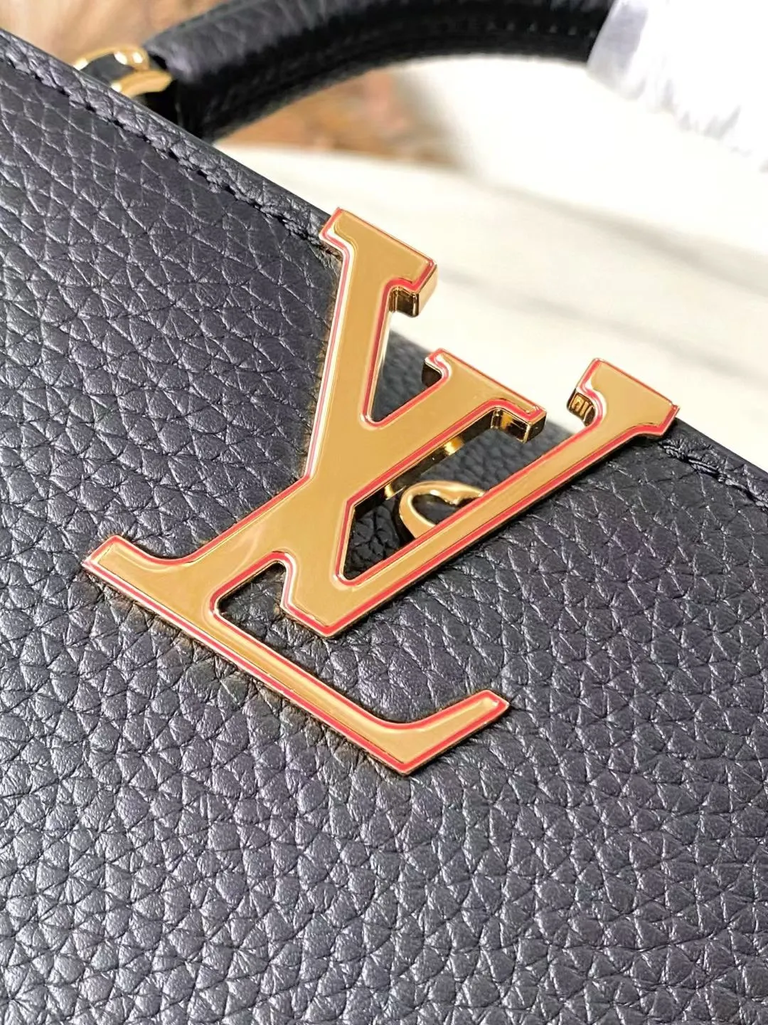 💰2360 "Special Original Leather" M13714 Small This Capucines small handbag comes from the Louis Vuitton x Murakami replica series, showing the brand's exquisite craftsmanship with its smart style. Glossy metal parts and enamel LV letters accentuate the Taurillon leather body, the Monogram flower-roofed detachable chain, and the bright cherry decoration add new seasonal touches. Dimensions: 27 × 18 × 9 cm
