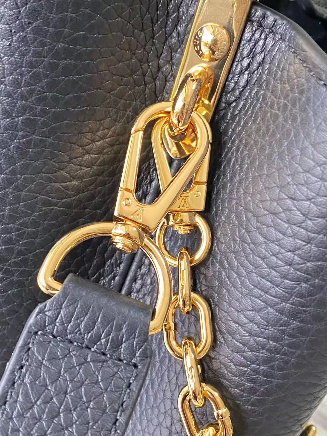 💰2360 "Special Original Leather" M13714 Small This Capucines small handbag comes from the Louis Vuitton x Murakami replica series, showing the brand's exquisite craftsmanship with its smart style. Glossy metal parts and enamel LV letters accentuate the Taurillon leather body, the Monogram flower-roofed detachable chain, and the bright cherry decoration add new seasonal touches. Dimensions: 27 × 18 × 9 cm