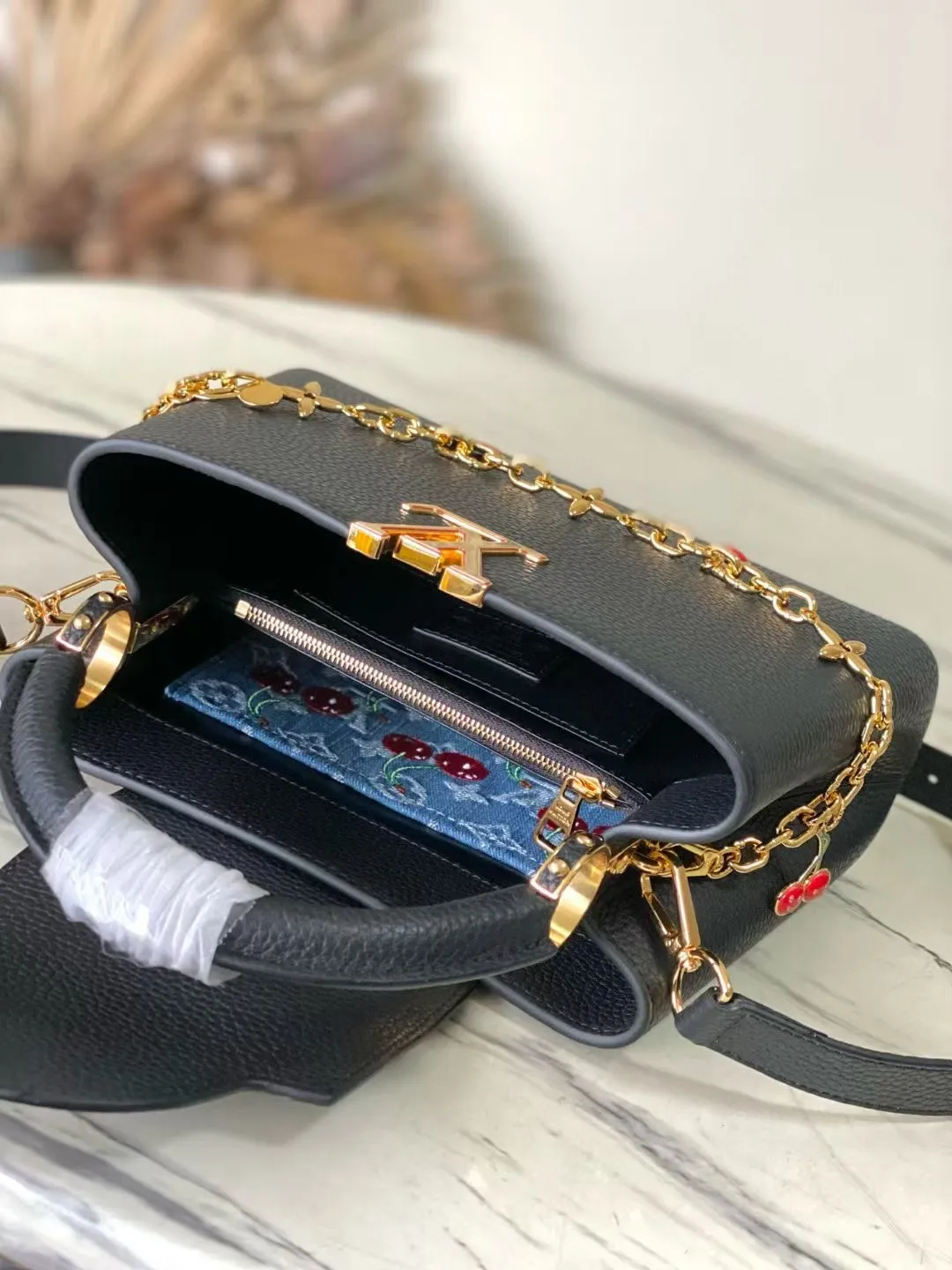💰2360 "Special Original Leather" M13714 Small This Capucines small handbag comes from the Louis Vuitton x Murakami replica series, showing the brand's exquisite craftsmanship with its smart style. Glossy metal parts and enamel LV letters accentuate the Taurillon leather body, the Monogram flower-roofed detachable chain, and the bright cherry decoration add new seasonal touches. Dimensions: 27 × 18 × 9 cm
