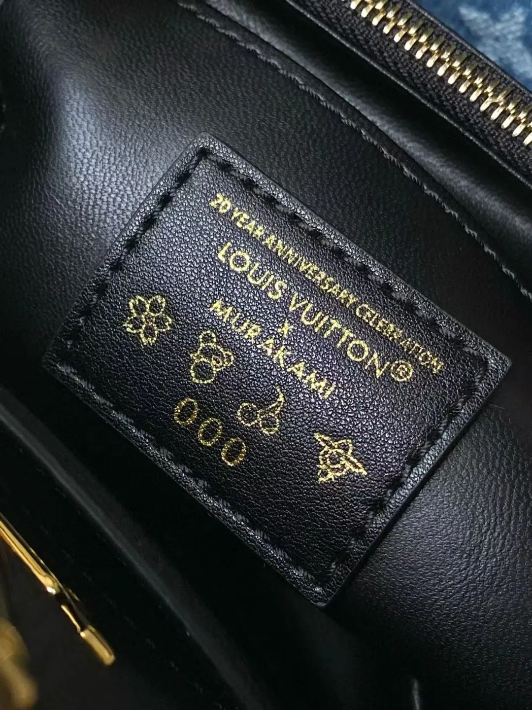 💰2360 "Special Original Leather" M13714 Small This Capucines small handbag comes from the Louis Vuitton x Murakami replica series, showing the brand's exquisite craftsmanship with its smart style. Glossy metal parts and enamel LV letters accentuate the Taurillon leather body, the Monogram flower-roofed detachable chain, and the bright cherry decoration add new seasonal touches. Dimensions: 27 × 18 × 9 cm