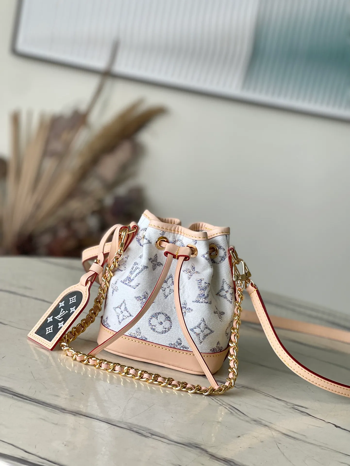 💰1100 Top Original Order M83453 This Nano Noé handbag condenses the classic structure of the Noé handbag, using Monogram jacquard fabric to trace the tweed texture, and then outlines the leather trim at the bottom. A removable lace-up metal chain serves as a handle, while a drawstring closure and removable and adjustable shoulder strap complete the details. Dimensions: 13 x 16 x 10 cm (length x height x width)