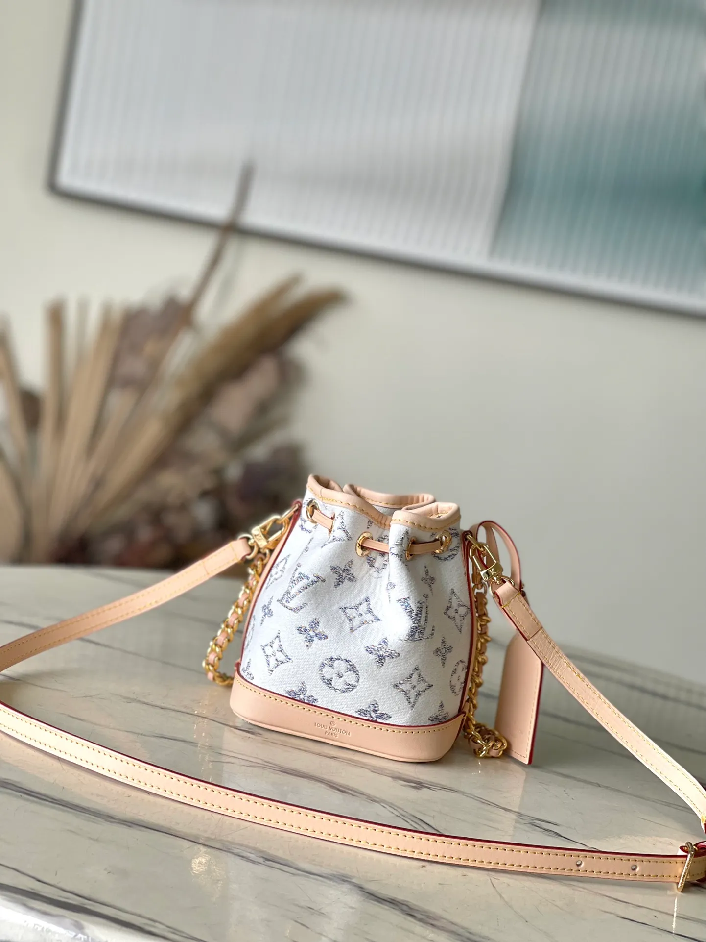 💰1100 Top Original Order M83453 This Nano Noé handbag condenses the classic structure of the Noé handbag, using Monogram jacquard fabric to trace the tweed texture, and then outlines the leather trim at the bottom. A removable lace-up metal chain serves as a handle, while a drawstring closure and removable and adjustable shoulder strap complete the details. Dimensions: 13 x 16 x 10 cm (length x height x width)