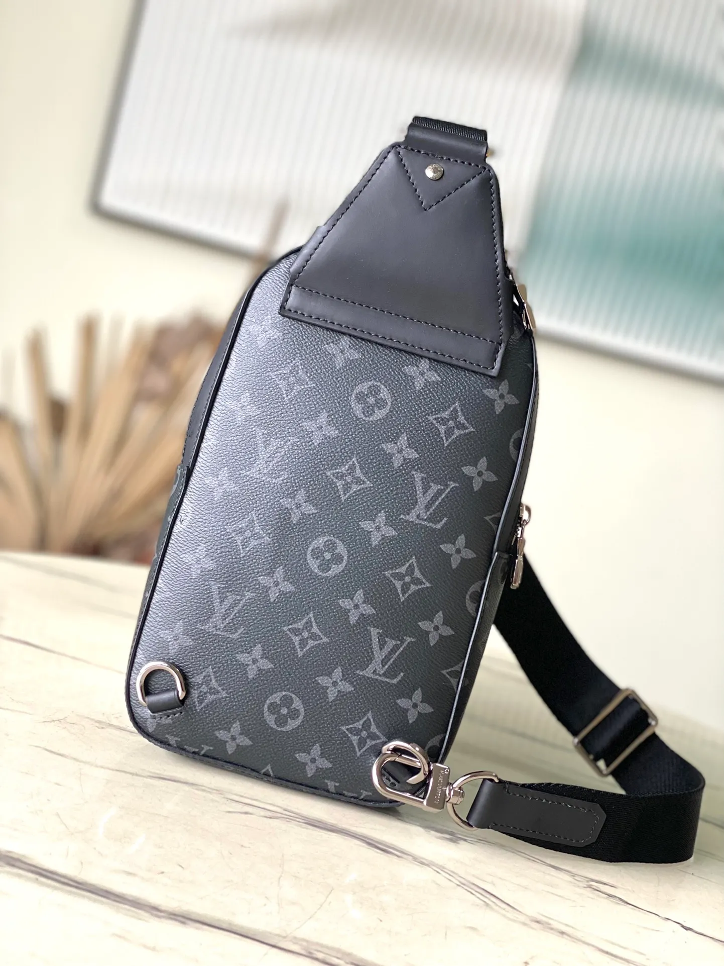 💰860 Top original order M47137 This Avenue Jm small shoulder bag is made of Monogram Eclipse coated canvas, with a sophisticated structure to explore the trend of cross-body travel. An interior pocket in the main compartment ensures secure storage, while an exterior zippered pocket provides easy access to frequently used items. There is a triangular zipper pocket where the shoulder strap connects to the handbag. Dimensions: 16 × 33 × 5.7 cm