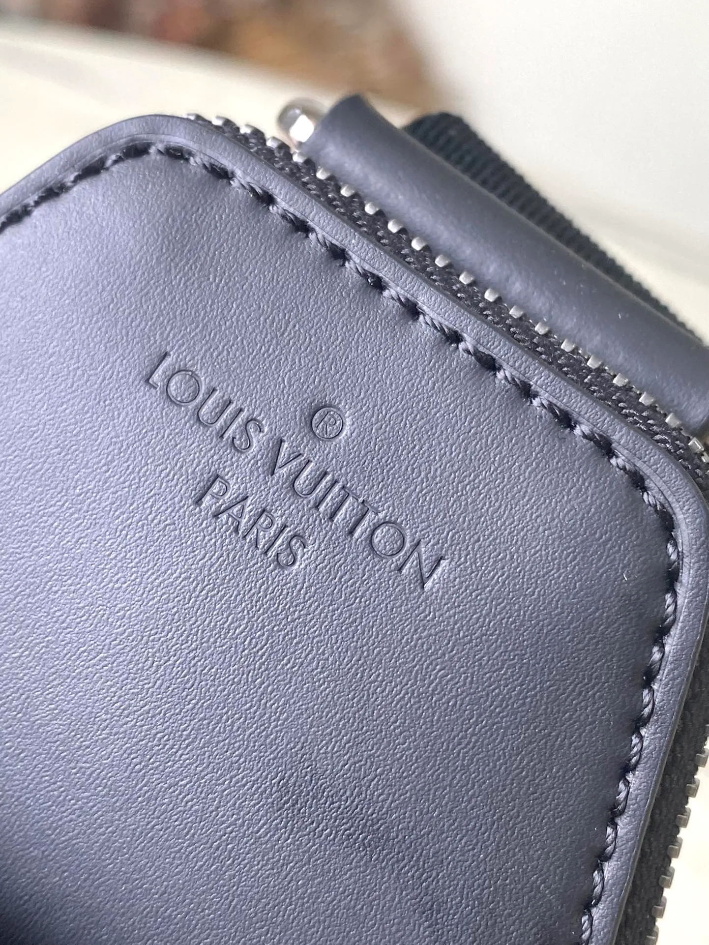 💰860 Top original order M47137 This Avenue Jm small shoulder bag is made of Monogram Eclipse coated canvas, with a sophisticated structure to explore the trend of cross-body travel. An interior pocket in the main compartment ensures secure storage, while an exterior zippered pocket provides easy access to frequently used items. There is a triangular zipper pocket where the shoulder strap connects to the handbag. Dimensions: 16 × 33 × 5.7 cm