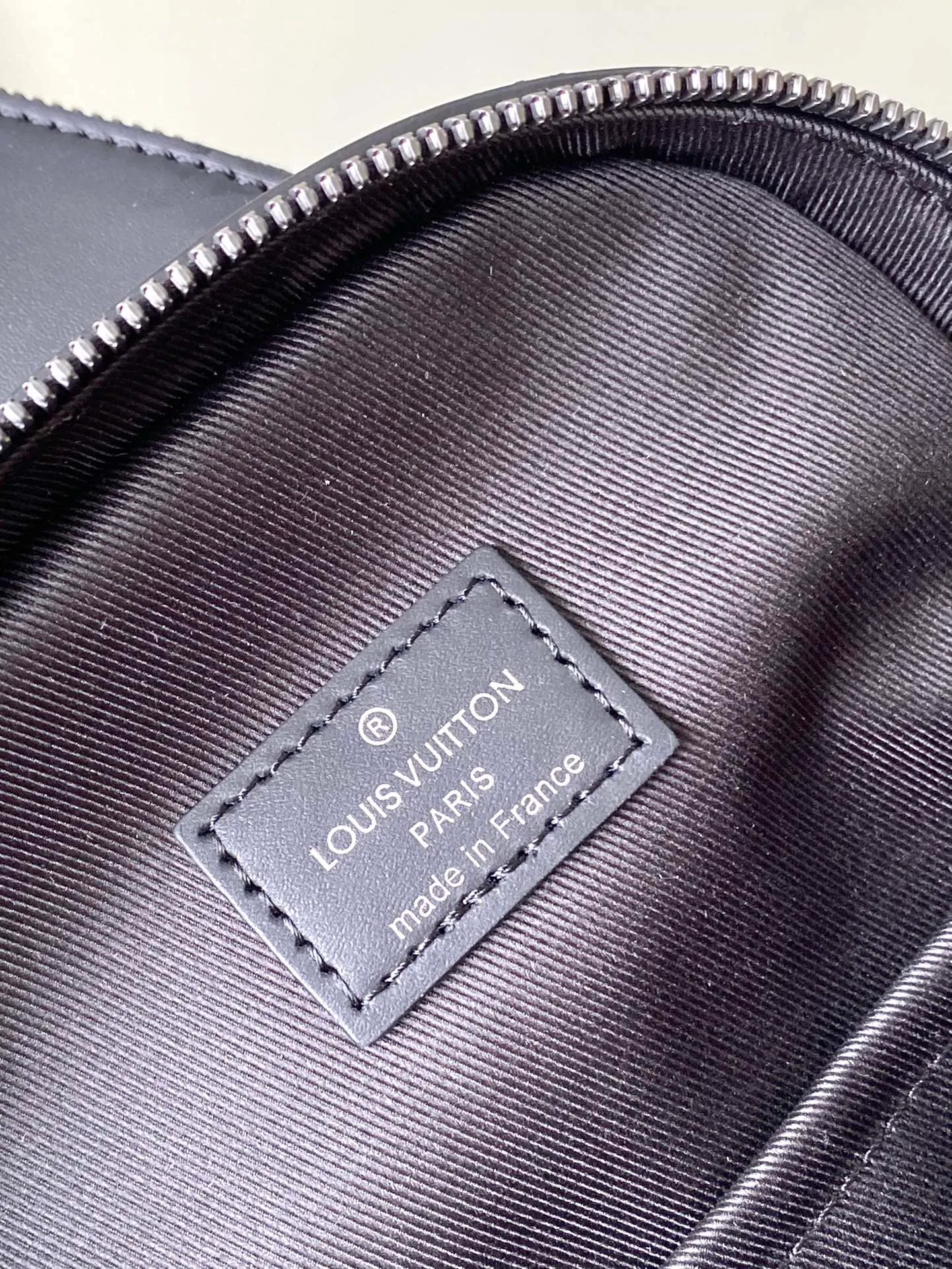 💰860 Top original order M47137 This Avenue Jm small shoulder bag is made of Monogram Eclipse coated canvas, with a sophisticated structure to explore the trend of cross-body travel. An interior pocket in the main compartment ensures secure storage, while an exterior zippered pocket provides easy access to frequently used items. There is a triangular zipper pocket where the shoulder strap connects to the handbag. Dimensions: 16 × 33 × 5.7 cm