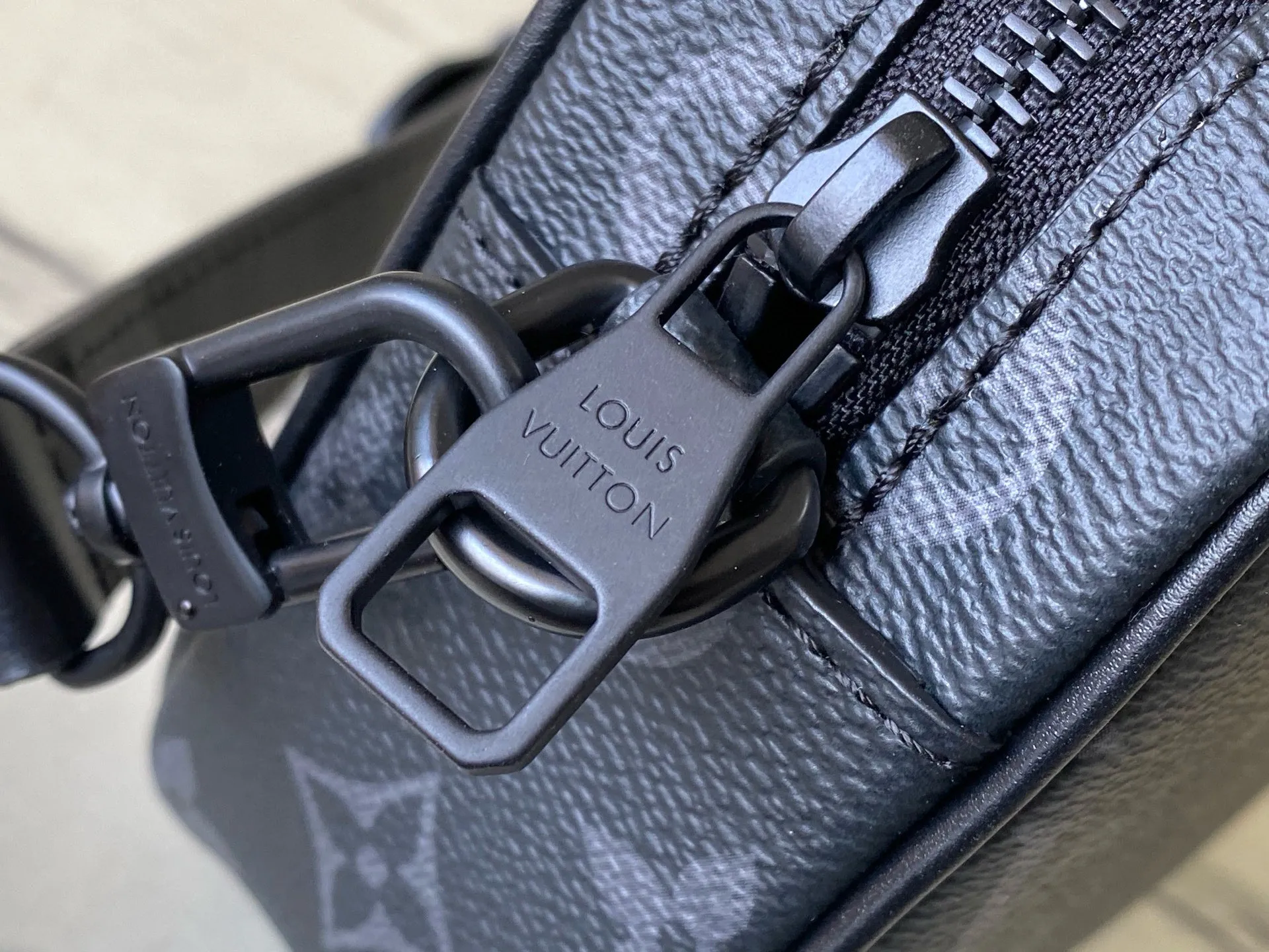 💰900 Top Original Order M14253 This Trocadero mini handbag is made of Monogram Eclipse coated canvas, with cow leather trim and dark metal parts, showing a calm style. Open the zipper to reveal a compact interior, and the interior patch pockets are designed with functional considerations in mind. Removable and adjustable shoulder strap for comfortable shoulder carry. Dimensions: 20 × 13 × 6.5 cm