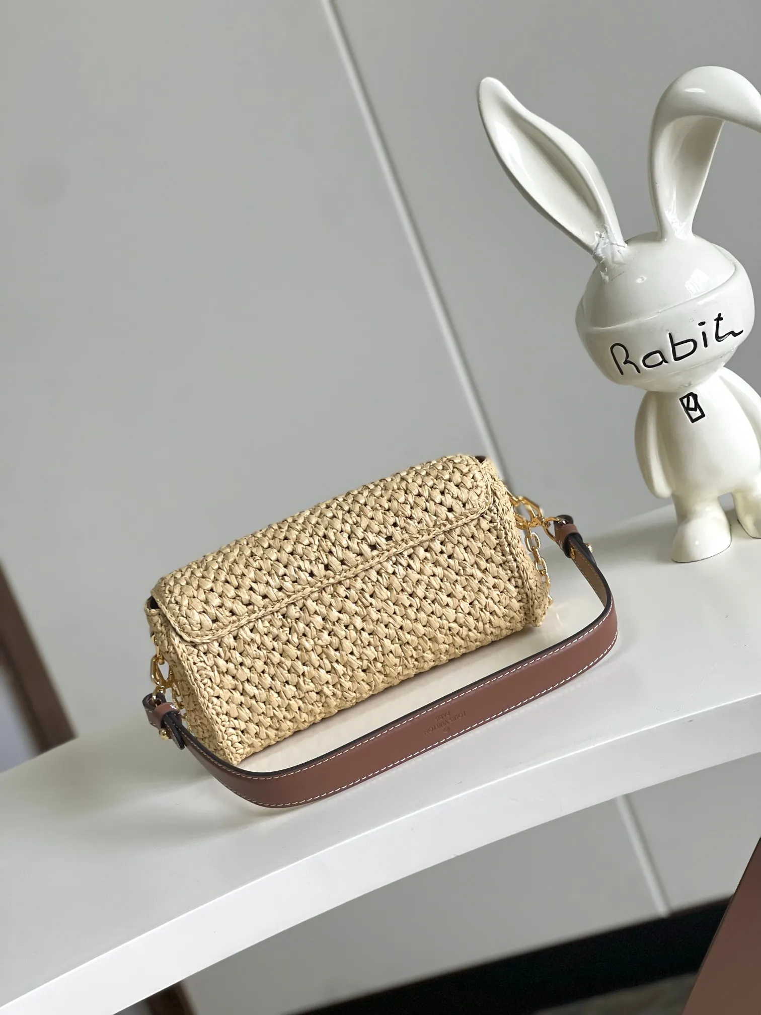 💰1300 Top original single real home shot Chip model] M25030 brown 2024 early autumn new women's bag Twist raffia woven clamshell shoulder bag is made from raffia crocheted by Madagascar craftsmen, with gorgeous leather trimmings to highlight the brand's exquisite craftsmanship, achieving a soft texture and personalized style. Size: 24x9x13cm