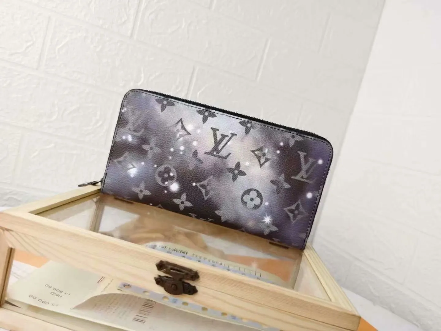 P130 top original version [actual shot with home background] Model: 63872 (60017) The latest starry sky Galaxy small single pull wallet space series! Zip bag! Louis Vuitton has set its sights on the bright and boundless space and redesigned the Pochette Voyage zipper bag in the 2019 spring and summer pre-show series! Starry sky zipper zippy walletoo The classic Monogram pattern complements the dazzling stars and the dying sun. Dimensions: 19.5x10.0x2.0cm.