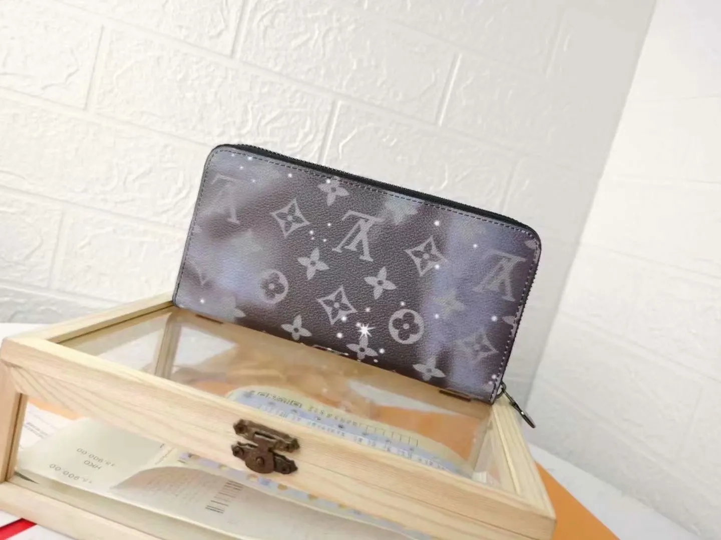P130 top original version [actual shot with home background] Model: 63872 (60017) The latest starry sky Galaxy small single pull wallet space series! Zip bag! Louis Vuitton has set its sights on the bright and boundless space and redesigned the Pochette Voyage zipper bag in the 2019 spring and summer pre-show series! Starry sky zipper zippy walletoo The classic Monogram pattern complements the dazzling stars and the dying sun. Dimensions: 19.5x10.0x2.0cm.