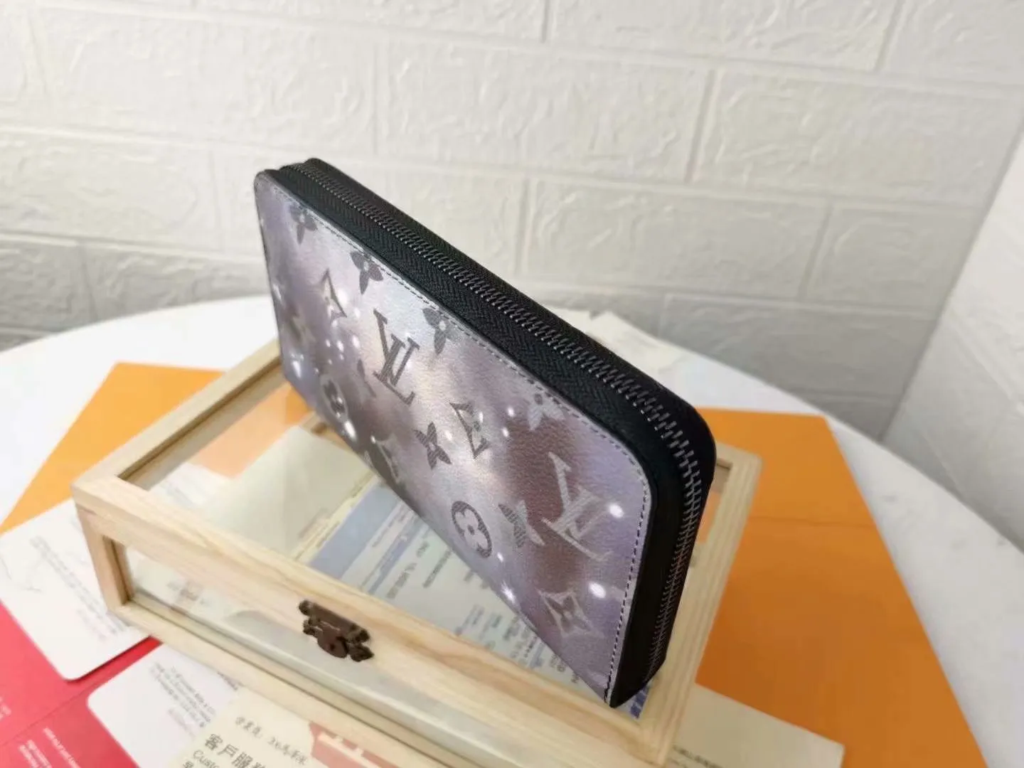 P130 top original version [actual shot with home background] Model: 63872 (60017) The latest starry sky Galaxy small single pull wallet space series! Zip bag! Louis Vuitton has set its sights on the bright and boundless space and redesigned the Pochette Voyage zipper bag in the 2019 spring and summer pre-show series! Starry sky zipper zippy walletoo The classic Monogram pattern complements the dazzling stars and the dying sun. Dimensions: 19.5x10.0x2.0cm.