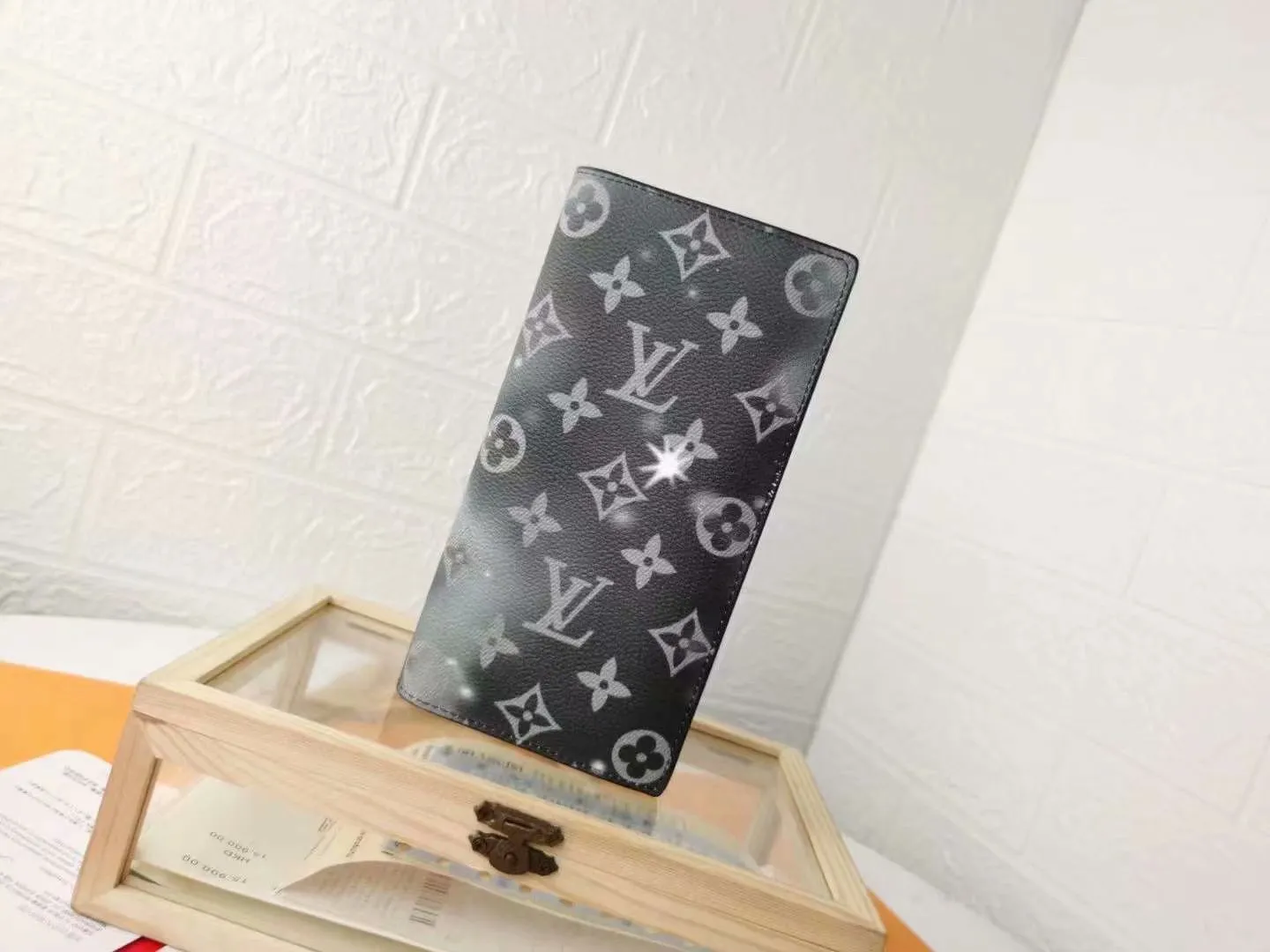 P130 top original version [actual shot, home background] starry sky series M63871 (66540) 62665 suit clip! Louis Vuitton has set its sights on the bright and boundless space and redesigned the Pochette Voyage suit clip in the 2019 spring and summer pre-show series! The classic Monogram pattern complements the dazzling stars and the dying sun. 10.0x19.0x2.0cm.