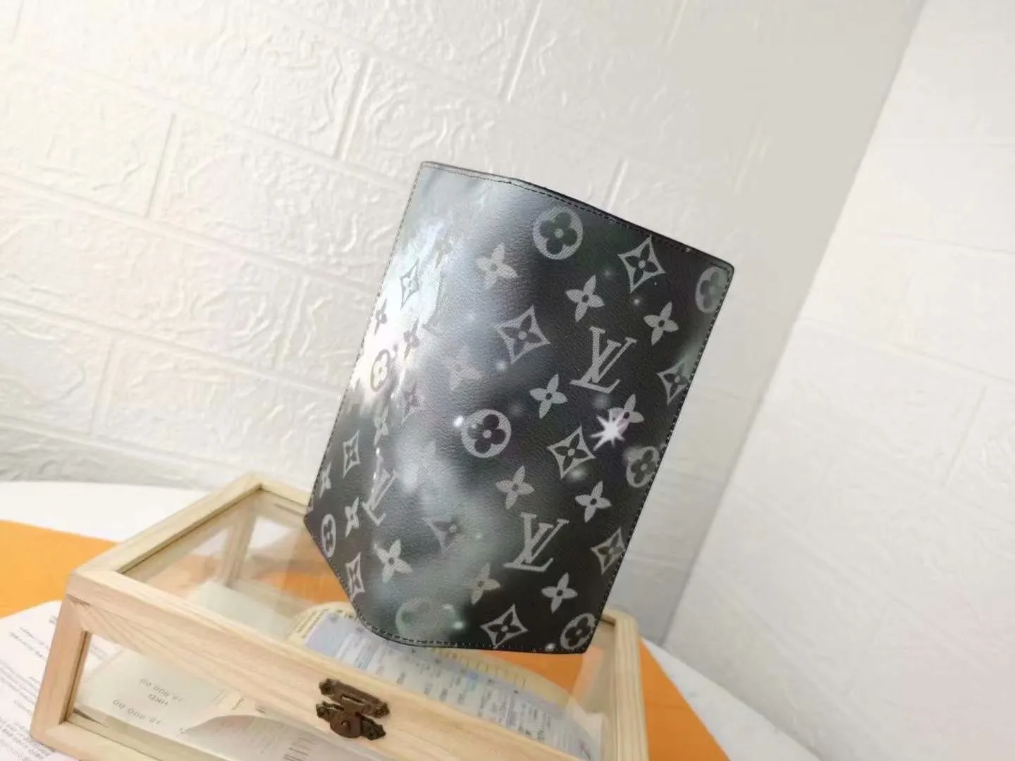 P130 top original version [actual shot, home background] starry sky series M63871 (66540) 62665 suit clip! Louis Vuitton has set its sights on the bright and boundless space and redesigned the Pochette Voyage suit clip in the 2019 spring and summer pre-show series! The classic Monogram pattern complements the dazzling stars and the dying sun. 10.0x19.0x2.0cm.