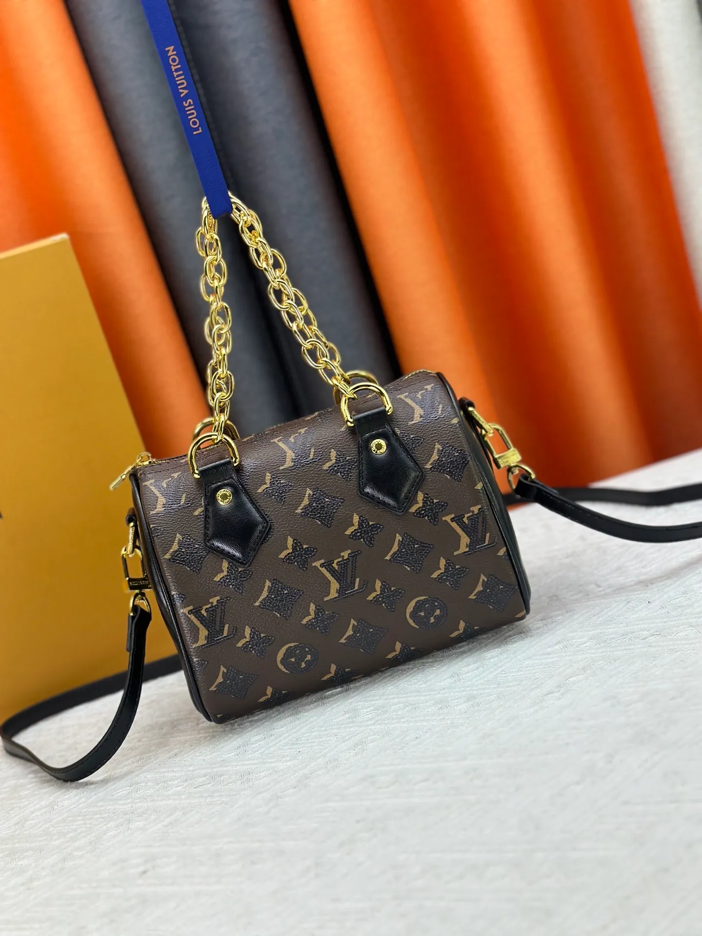 P240 Upgraded original M58953 M46234 M14291 Speedy Bandoulière 20 handbag is made of soft coated canvas, and the full-length Monogram pattern is traced in colorful rainbow tones, highlighting the smart style of the Louis Vuitton x Murakami reissue series. The Toron handle and detachable shoulder strap are constructed of cow leather, the metal corners recall classic luggage elements, and the bow-shaped key bag and padlock add brand touches. Dimensions: 20.5 x 13.5 x 12.0 cm (length x height x width)