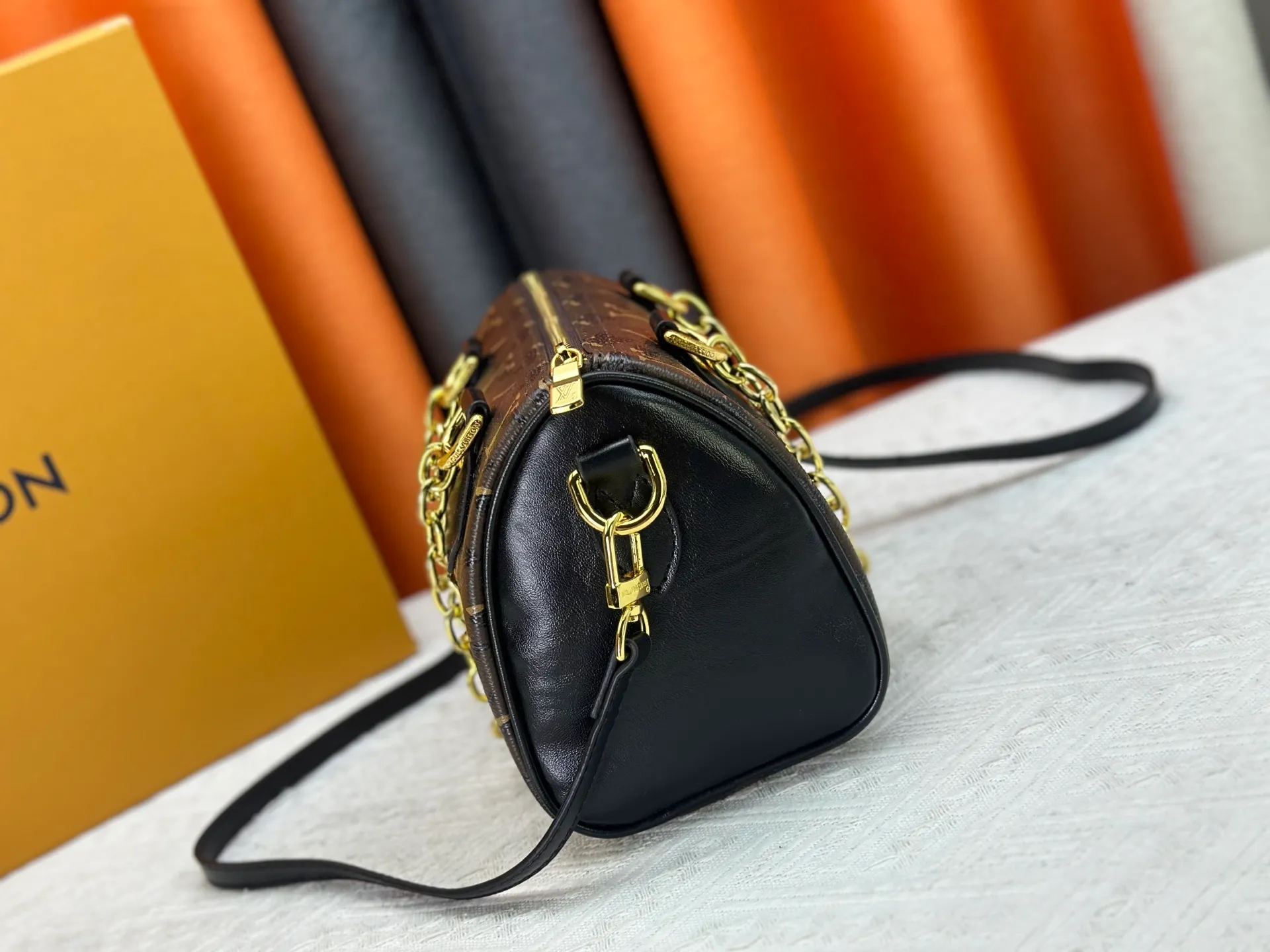 P240 Upgraded original M58953 M46234 M14291 Speedy Bandoulière 20 handbag is made of soft coated canvas, and the full-length Monogram pattern is traced in colorful rainbow tones, highlighting the smart style of the Louis Vuitton x Murakami reissue series. The Toron handle and detachable shoulder strap are constructed of cow leather, the metal corners recall classic luggage elements, and the bow-shaped key bag and padlock add brand touches. Dimensions: 20.5 x 13.5 x 12.0 cm (length x height x width)