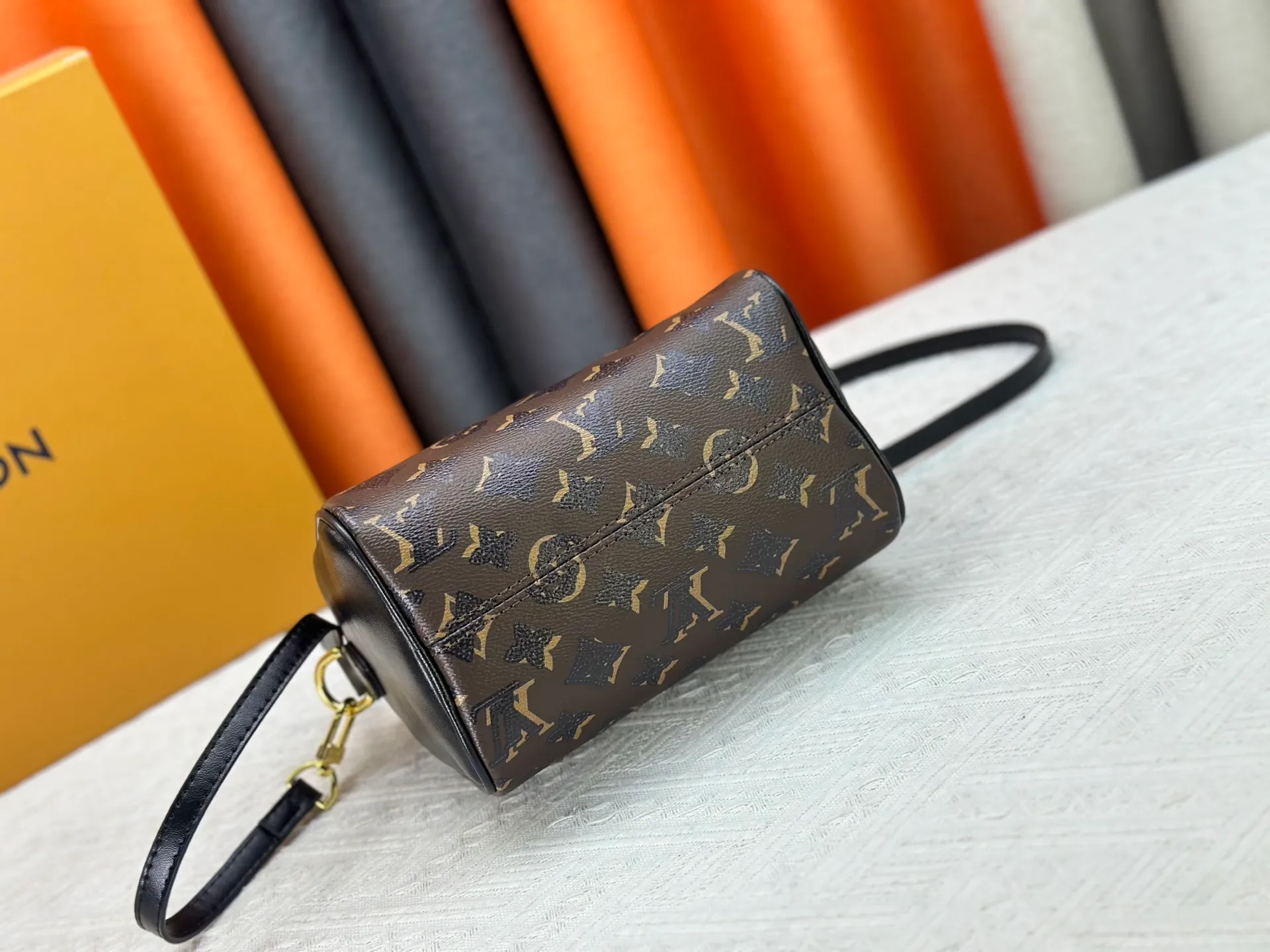 P240 Upgraded original M58953 M46234 M14291 Speedy Bandoulière 20 handbag is made of soft coated canvas, and the full-length Monogram pattern is traced in colorful rainbow tones, highlighting the smart style of the Louis Vuitton x Murakami reissue series. The Toron handle and detachable shoulder strap are constructed of cow leather, the metal corners recall classic luggage elements, and the bow-shaped key bag and padlock add brand touches. Dimensions: 20.5 x 13.5 x 12.0 cm (length x height x width)