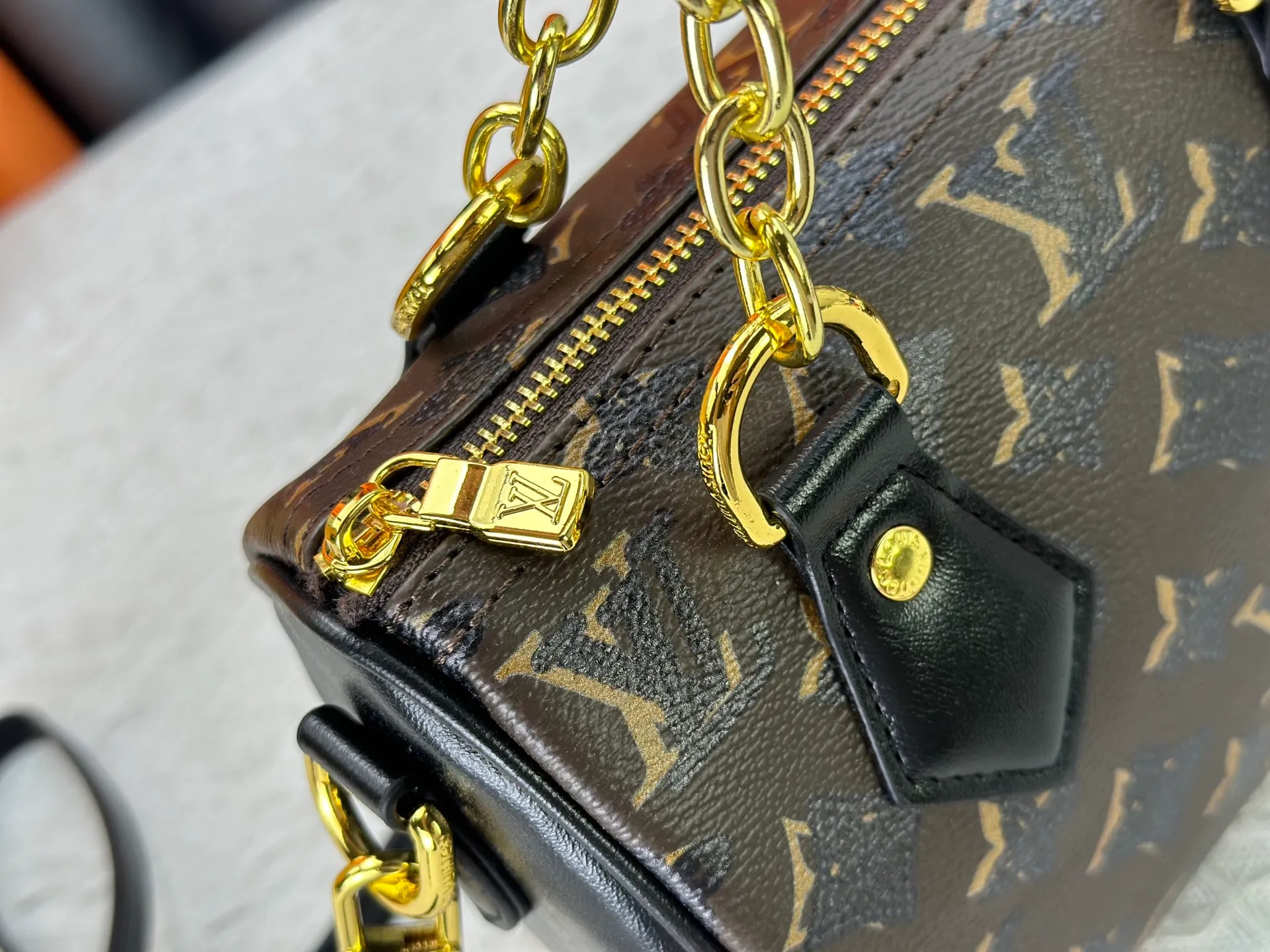 P240 Upgraded original M58953 M46234 M14291 Speedy Bandoulière 20 handbag is made of soft coated canvas, and the full-length Monogram pattern is traced in colorful rainbow tones, highlighting the smart style of the Louis Vuitton x Murakami reissue series. The Toron handle and detachable shoulder strap are constructed of cow leather, the metal corners recall classic luggage elements, and the bow-shaped key bag and padlock add brand touches. Dimensions: 20.5 x 13.5 x 12.0 cm (length x height x width)