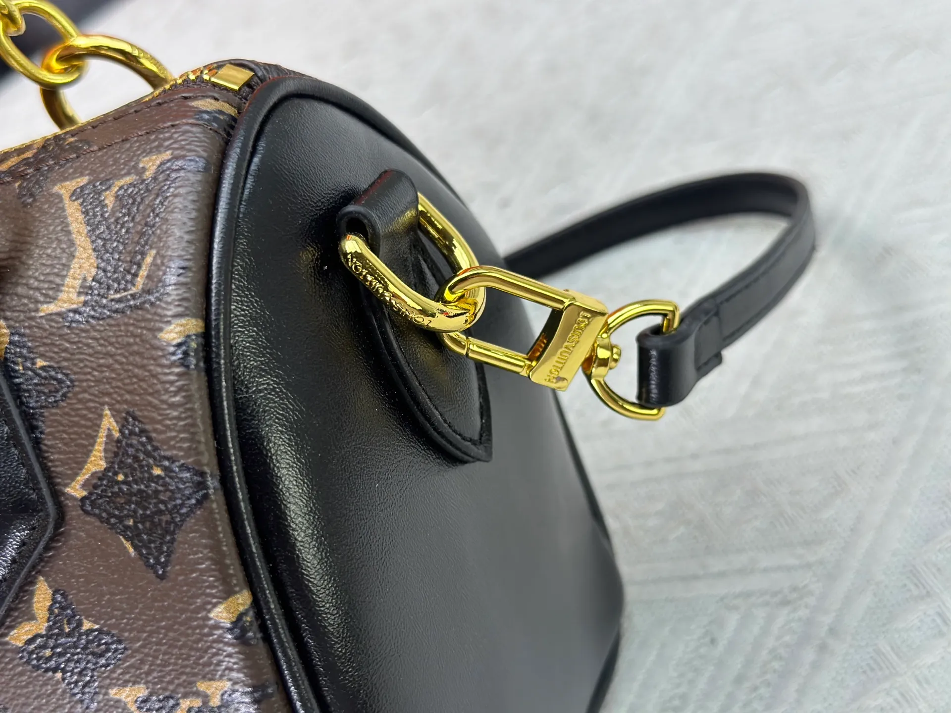 P240 Upgraded original M58953 M46234 M14291 Speedy Bandoulière 20 handbag is made of soft coated canvas, and the full-length Monogram pattern is traced in colorful rainbow tones, highlighting the smart style of the Louis Vuitton x Murakami reissue series. The Toron handle and detachable shoulder strap are constructed of cow leather, the metal corners recall classic luggage elements, and the bow-shaped key bag and padlock add brand touches. Dimensions: 20.5 x 13.5 x 12.0 cm (length x height x width)