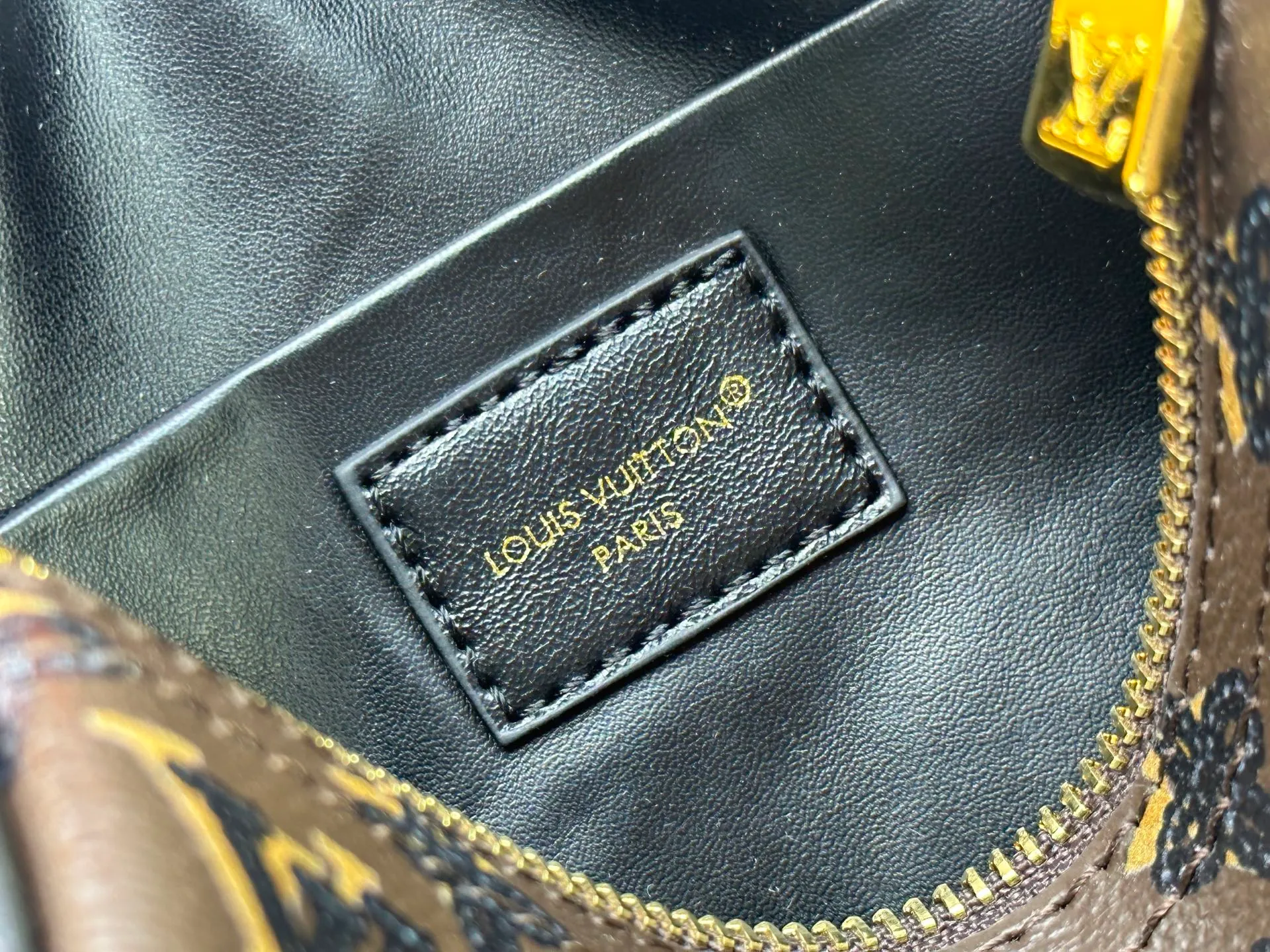 P240 Upgraded original M58953 M46234 M14291 Speedy Bandoulière 20 handbag is made of soft coated canvas, and the full-length Monogram pattern is traced in colorful rainbow tones, highlighting the smart style of the Louis Vuitton x Murakami reissue series. The Toron handle and detachable shoulder strap are constructed of cow leather, the metal corners recall classic luggage elements, and the bow-shaped key bag and padlock add brand touches. Dimensions: 20.5 x 13.5 x 12.0 cm (length x height x width)