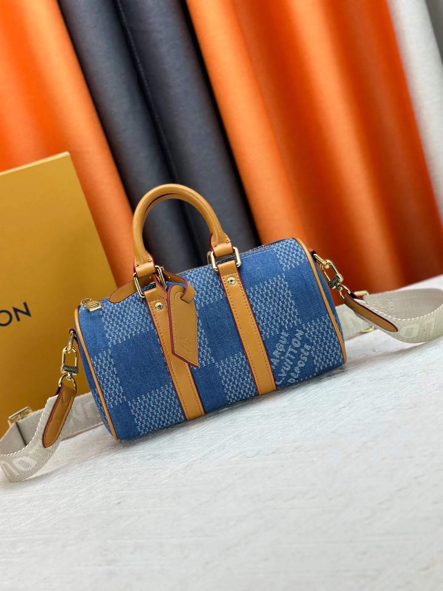 P240 M22762 M46271 M20900 M25786 Checkered denim This Keepall 25 handbag is made of Monogram Eclipse Reverse canvas, showing an elegant reinterpretation of Louis Vuitton's classic pattern. The reinforced straps and leather nameplate continue the iconic elements of the Keepall series, and the zipper closure keeps personal items safe and secure. Dimensions: 25.0 x 15.0 x 11.0cm (Length x Height x Width)