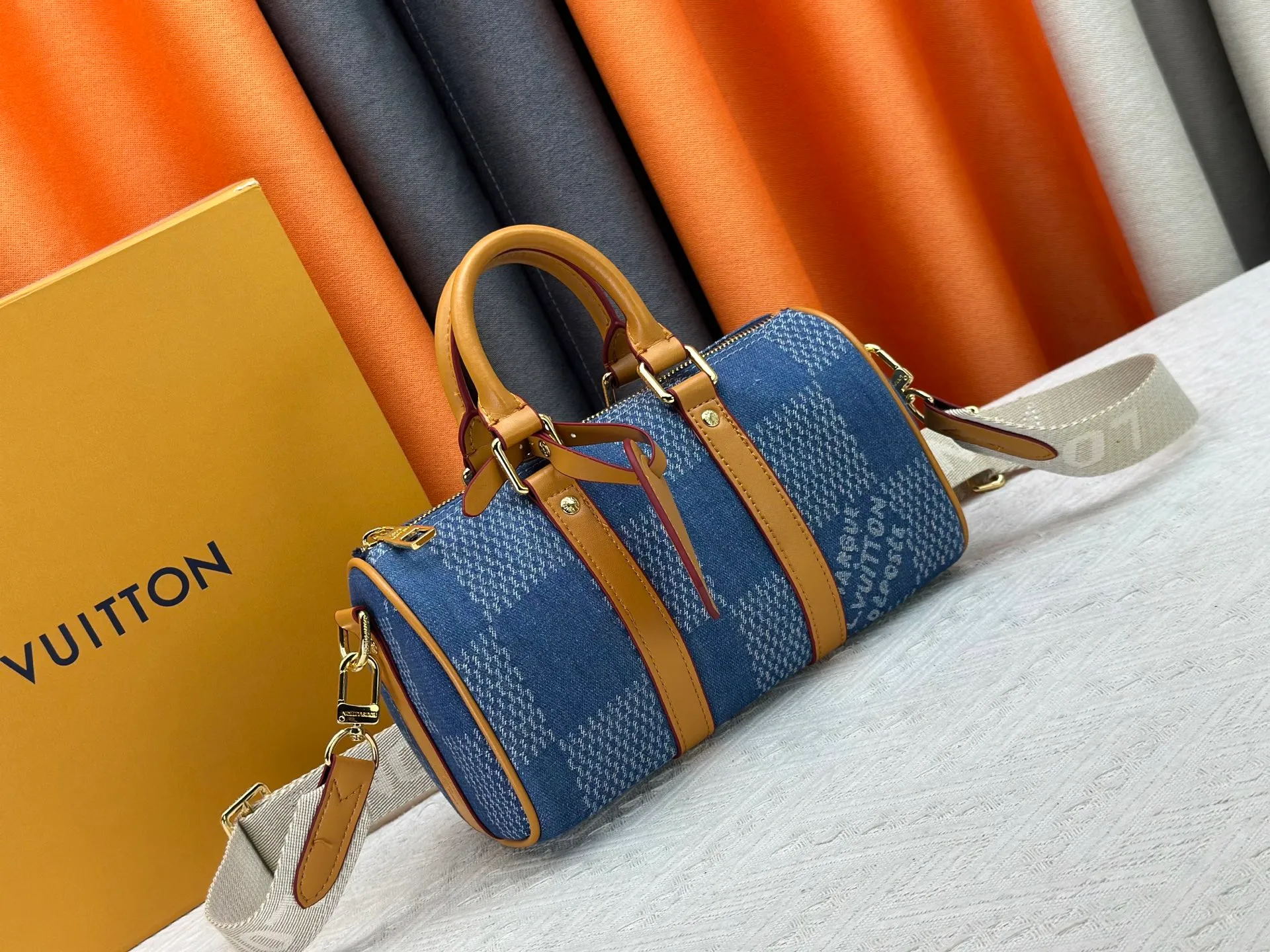 P240 M22762 M46271 M20900 M25786 Checkered denim This Keepall 25 handbag is made of Monogram Eclipse Reverse canvas, showing an elegant reinterpretation of Louis Vuitton's classic pattern. The reinforced straps and leather nameplate continue the iconic elements of the Keepall series, and the zipper closure keeps personal items safe and secure. Dimensions: 25.0 x 15.0 x 11.0cm (Length x Height x Width)