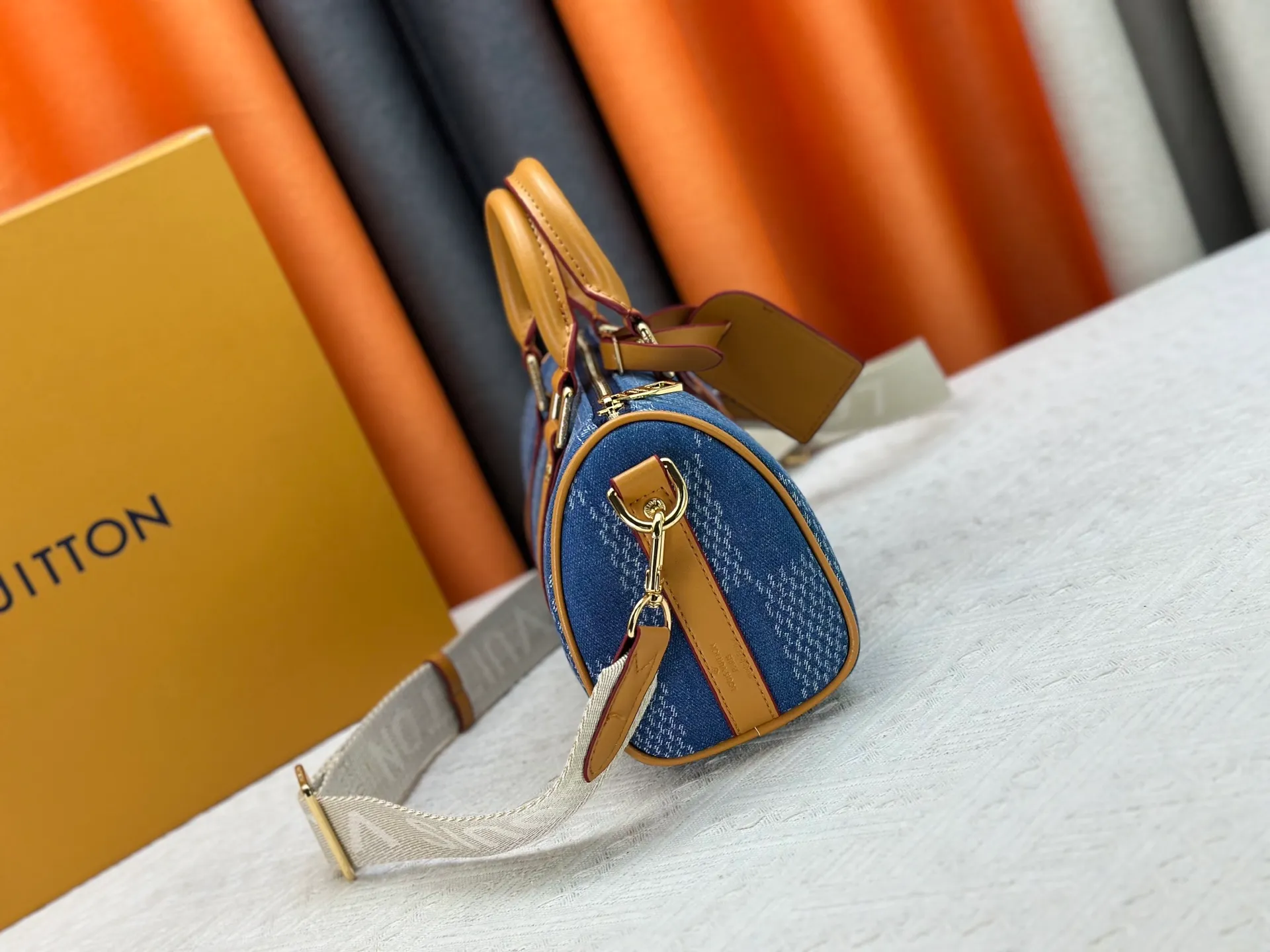 P240 M22762 M46271 M20900 M25786 Checkered denim This Keepall 25 handbag is made of Monogram Eclipse Reverse canvas, showing an elegant reinterpretation of Louis Vuitton's classic pattern. The reinforced straps and leather nameplate continue the iconic elements of the Keepall series, and the zipper closure keeps personal items safe and secure. Dimensions: 25.0 x 15.0 x 11.0cm (Length x Height x Width)