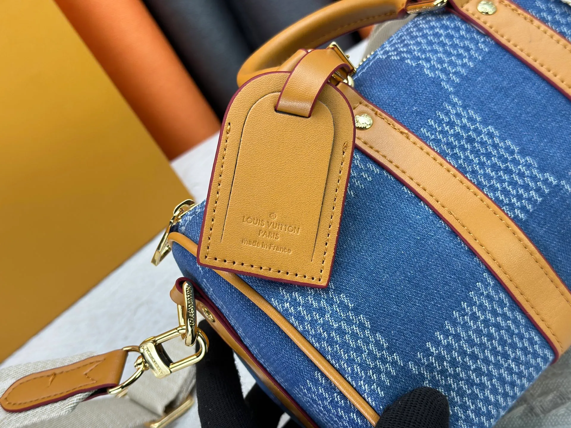 P240 M22762 M46271 M20900 M25786 Checkered denim This Keepall 25 handbag is made of Monogram Eclipse Reverse canvas, showing an elegant reinterpretation of Louis Vuitton's classic pattern. The reinforced straps and leather nameplate continue the iconic elements of the Keepall series, and the zipper closure keeps personal items safe and secure. Dimensions: 25.0 x 15.0 x 11.0cm (Length x Height x Width)