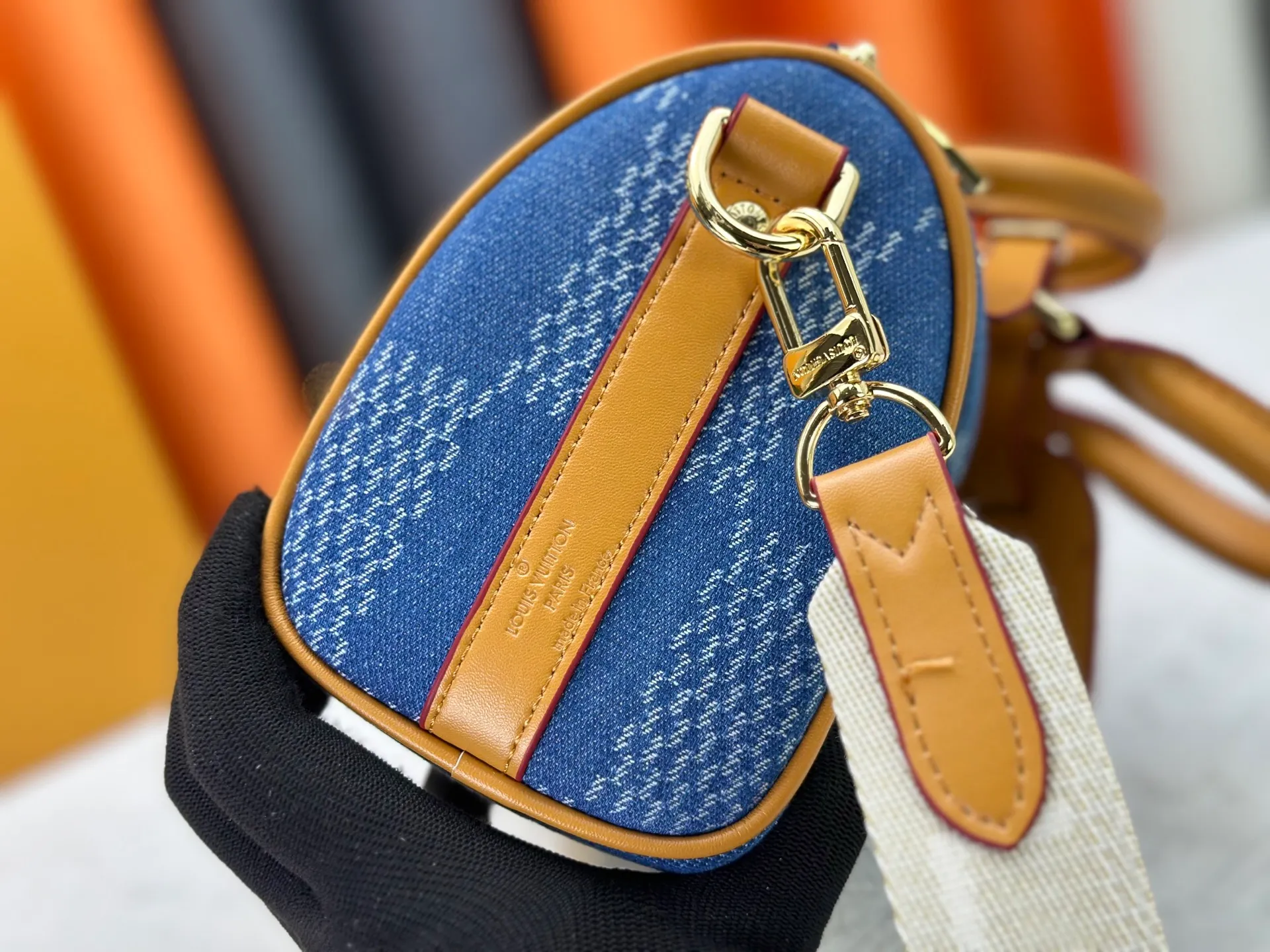 P240 M22762 M46271 M20900 M25786 Checkered denim This Keepall 25 handbag is made of Monogram Eclipse Reverse canvas, showing an elegant reinterpretation of Louis Vuitton's classic pattern. The reinforced straps and leather nameplate continue the iconic elements of the Keepall series, and the zipper closure keeps personal items safe and secure. Dimensions: 25.0 x 15.0 x 11.0cm (Length x Height x Width)