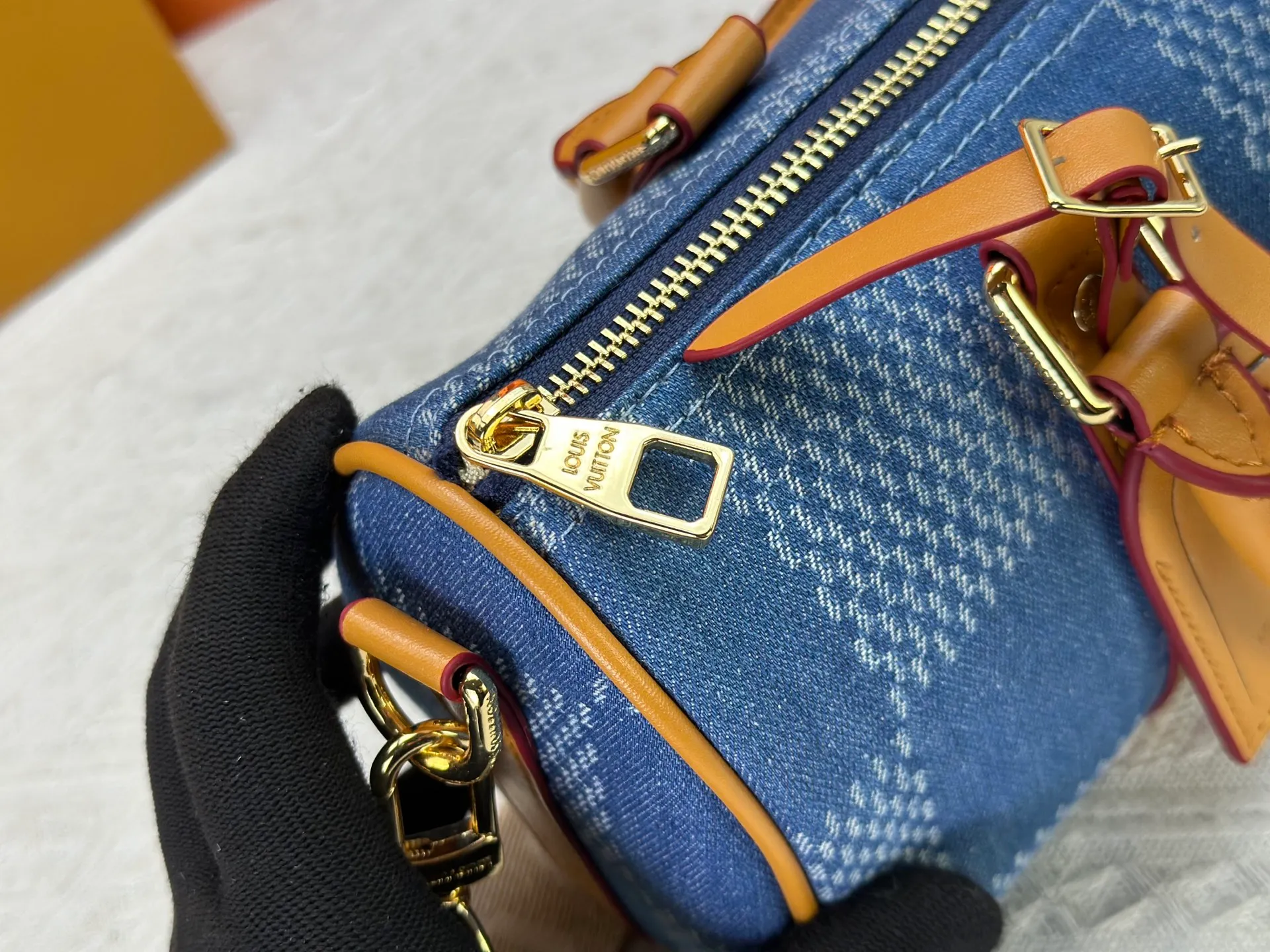 P240 M22762 M46271 M20900 M25786 Checkered denim This Keepall 25 handbag is made of Monogram Eclipse Reverse canvas, showing an elegant reinterpretation of Louis Vuitton's classic pattern. The reinforced straps and leather nameplate continue the iconic elements of the Keepall series, and the zipper closure keeps personal items safe and secure. Dimensions: 25.0 x 15.0 x 11.0cm (Length x Height x Width)