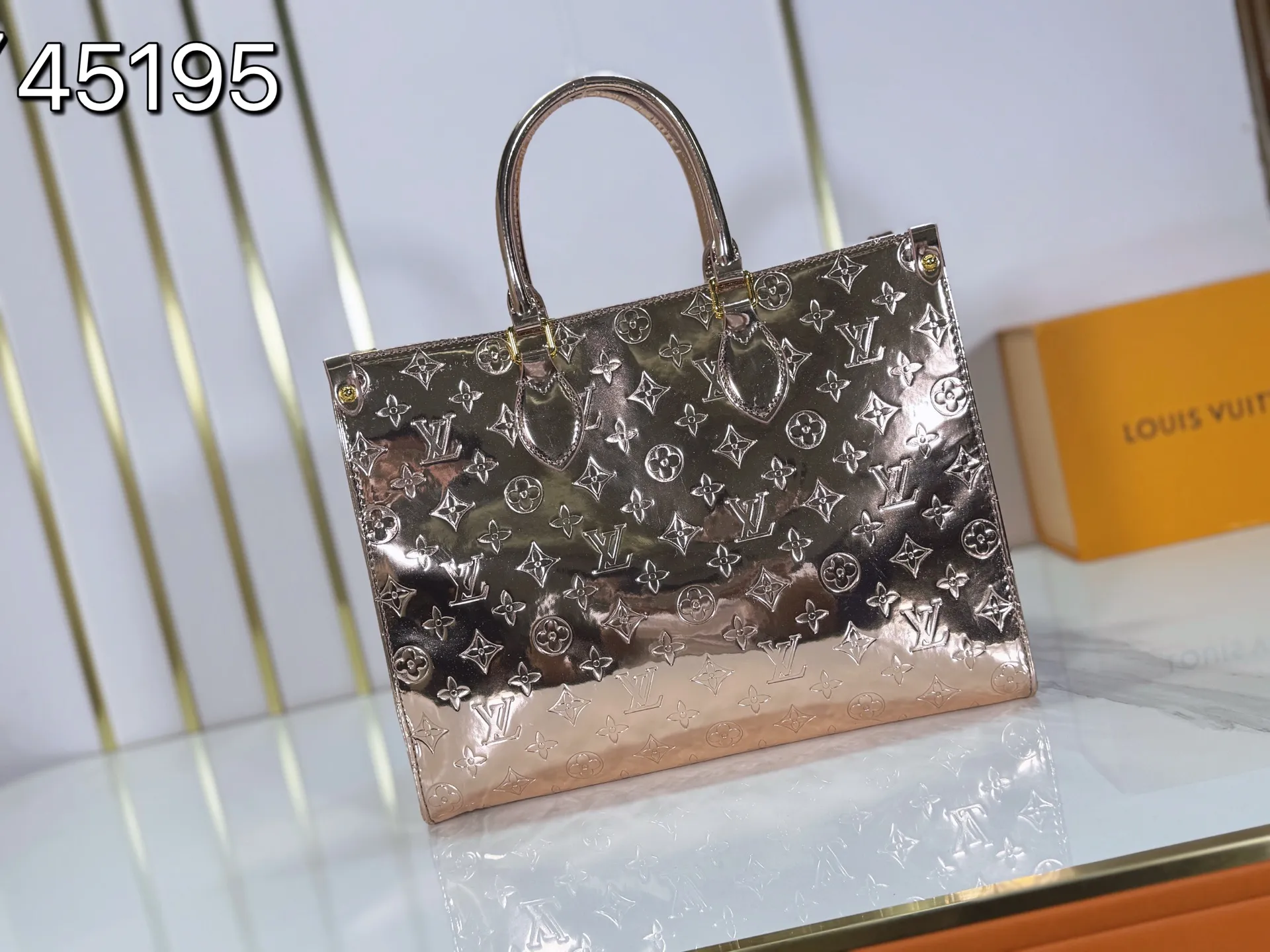 P240 Upgraded original M45495 M45039 M45321 M44571 This OnTheGo medium Tote bag is printed and then embossed with the Medium Monogram pattern on soft grained cow leather. Its ample interior can accommodate a laptop and other office supplies, and the long and short handles are easy to carry or carry on the shoulder. Dimensions: 35.0 x 27.0 x 14.0 cm