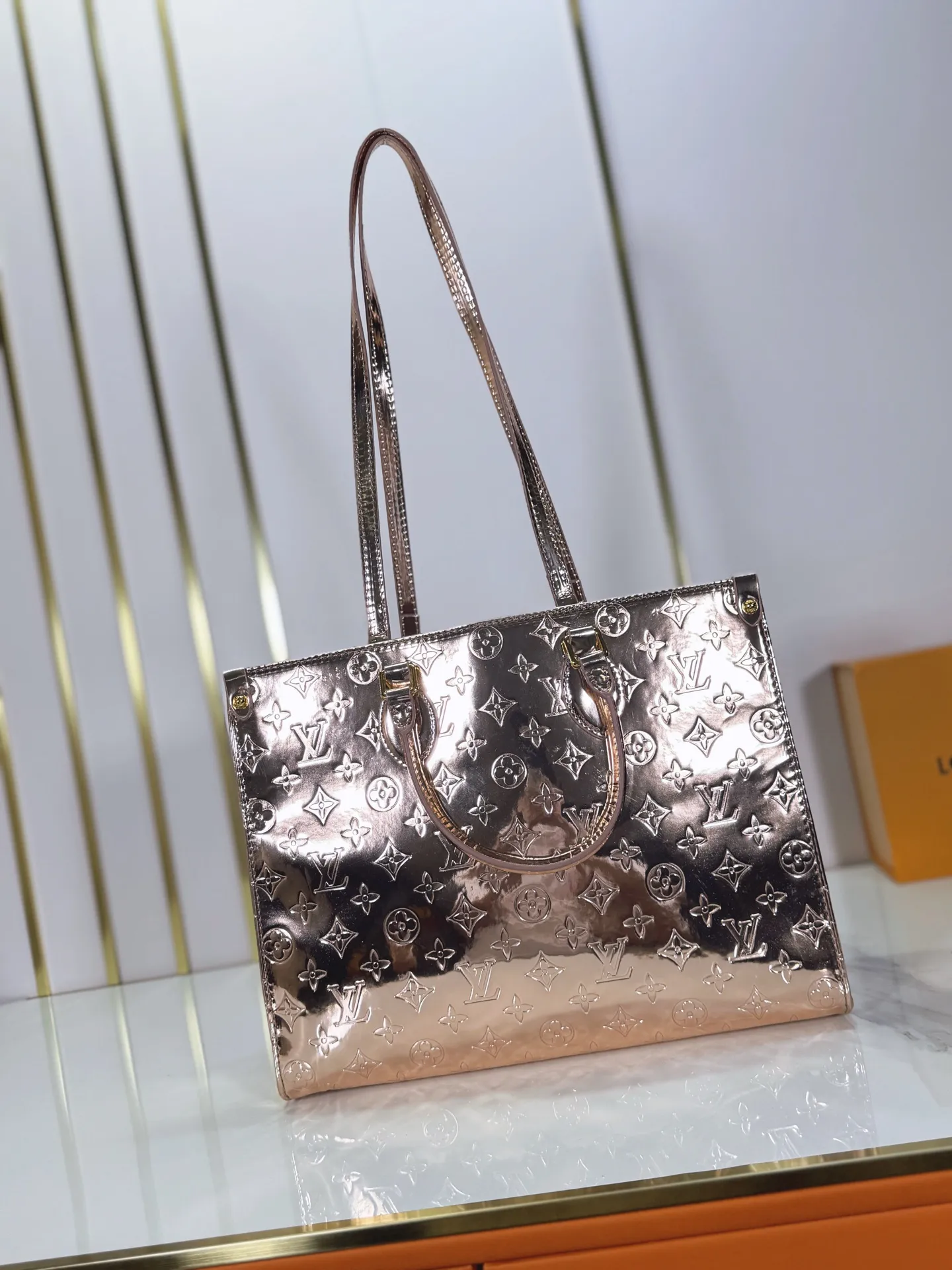 P240 Upgraded original M45495 M45039 M45321 M44571 This OnTheGo medium Tote bag is printed and then embossed with the Medium Monogram pattern on soft grained cow leather. Its ample interior can accommodate a laptop and other office supplies, and the long and short handles are easy to carry or carry on the shoulder. Dimensions: 35.0 x 27.0 x 14.0 cm