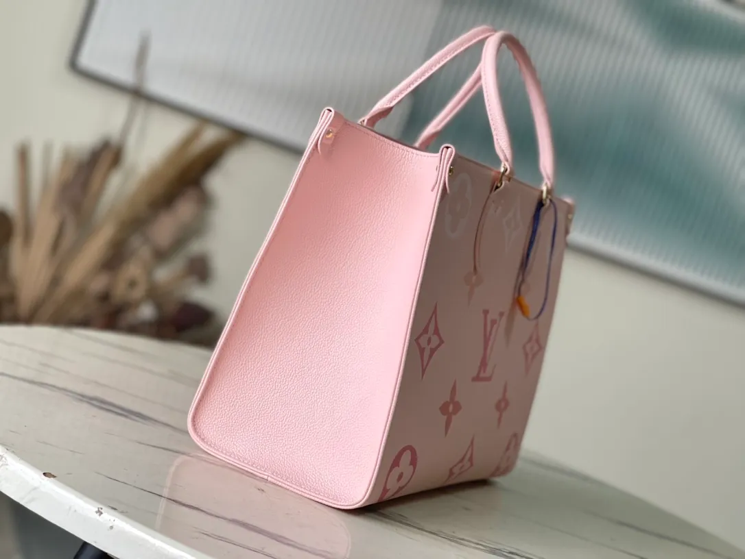 💰1120 (first-grain leather) top-quality original M45595 fan-printed ONTHEGO handbag. For work, shopping or weekend trips, pick up the Onthego handbag and go out immediately. The oversized Monogram print contrasts with the mini Monogram trim and the ample interior design, which is self-evidently avant-garde and modern. Size: 35-28-15cm (length x height x width)