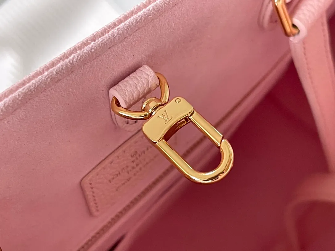 💰1120 (first-grain leather) top-quality original M45595 fan-printed ONTHEGO handbag. For work, shopping or weekend trips, pick up the Onthego handbag and go out immediately. The oversized Monogram print contrasts with the mini Monogram trim and the ample interior design, which is self-evidently avant-garde and modern. Size: 35-28-15cm (length x height x width)