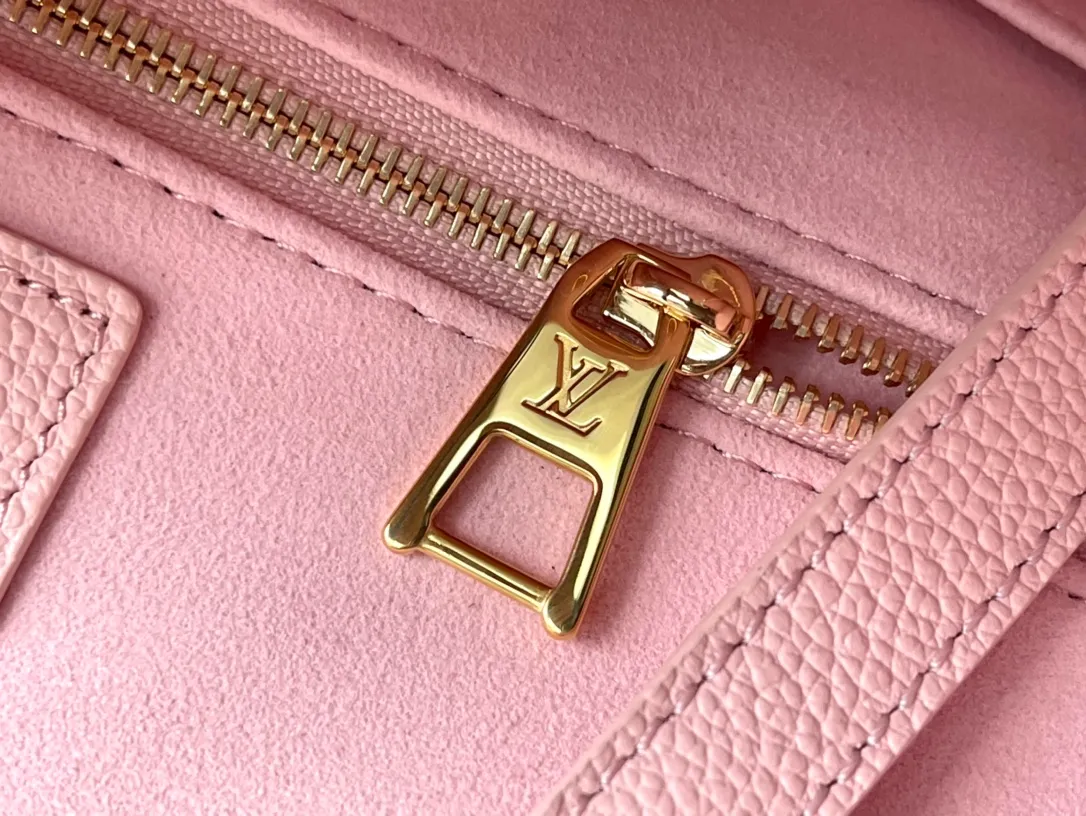 💰1120 (first-grain leather) top-quality original M45595 fan-printed ONTHEGO handbag. For work, shopping or weekend trips, pick up the Onthego handbag and go out immediately. The oversized Monogram print contrasts with the mini Monogram trim and the ample interior design, which is self-evidently avant-garde and modern. Size: 35-28-15cm (length x height x width)